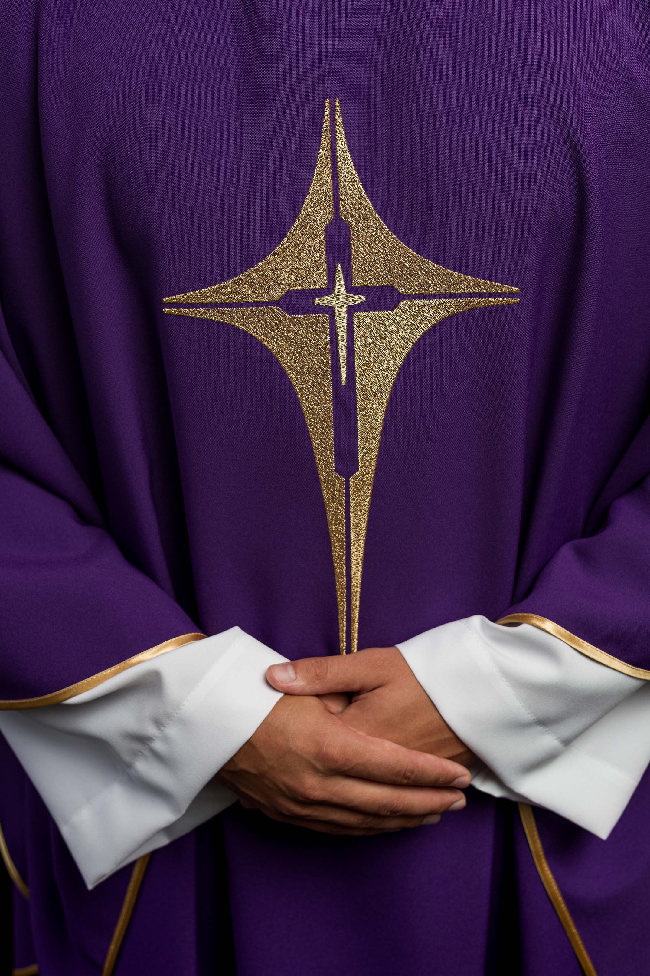 Chasuble violette brodée d'un motif de croix