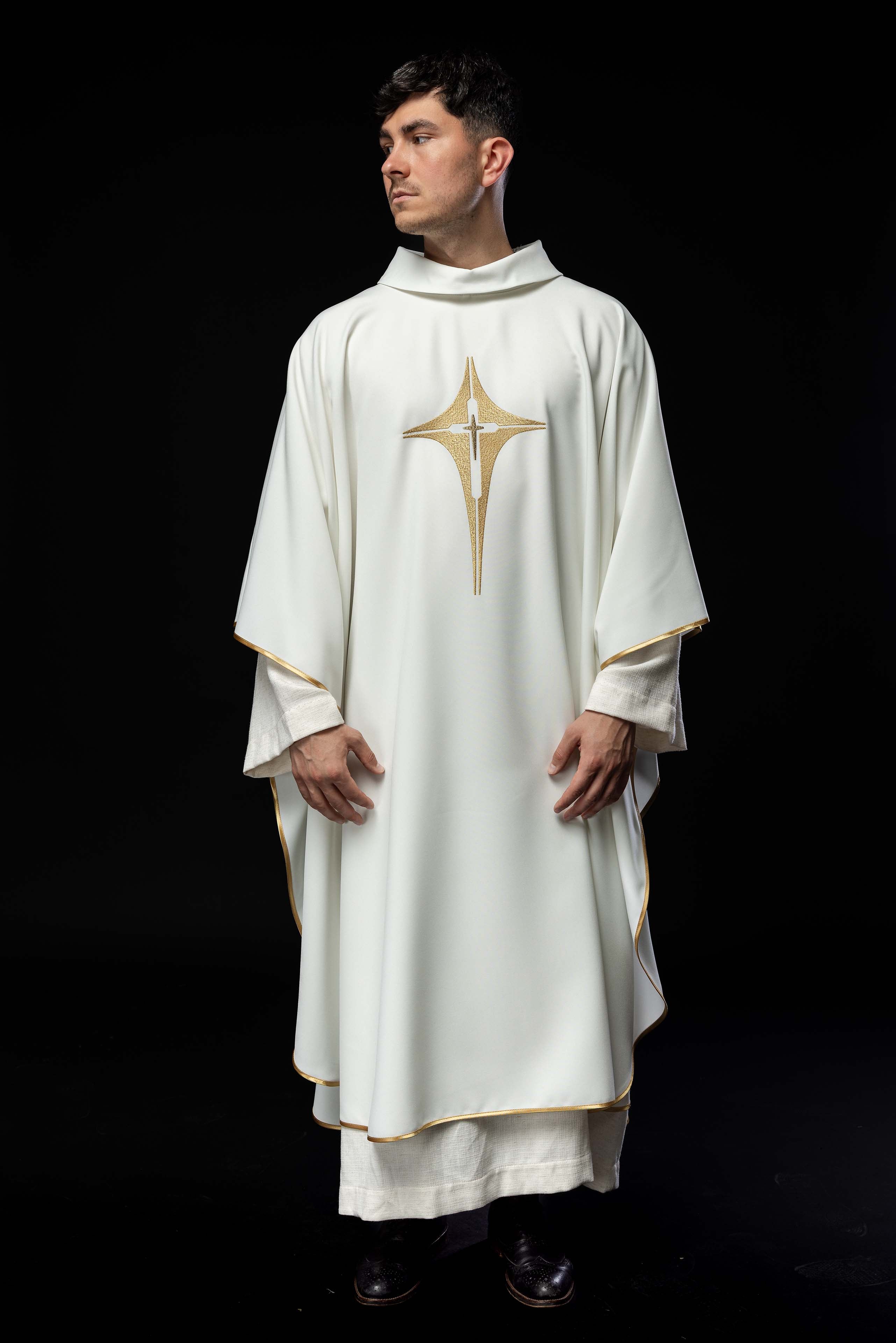 Chasuble brodée avec motif de croix