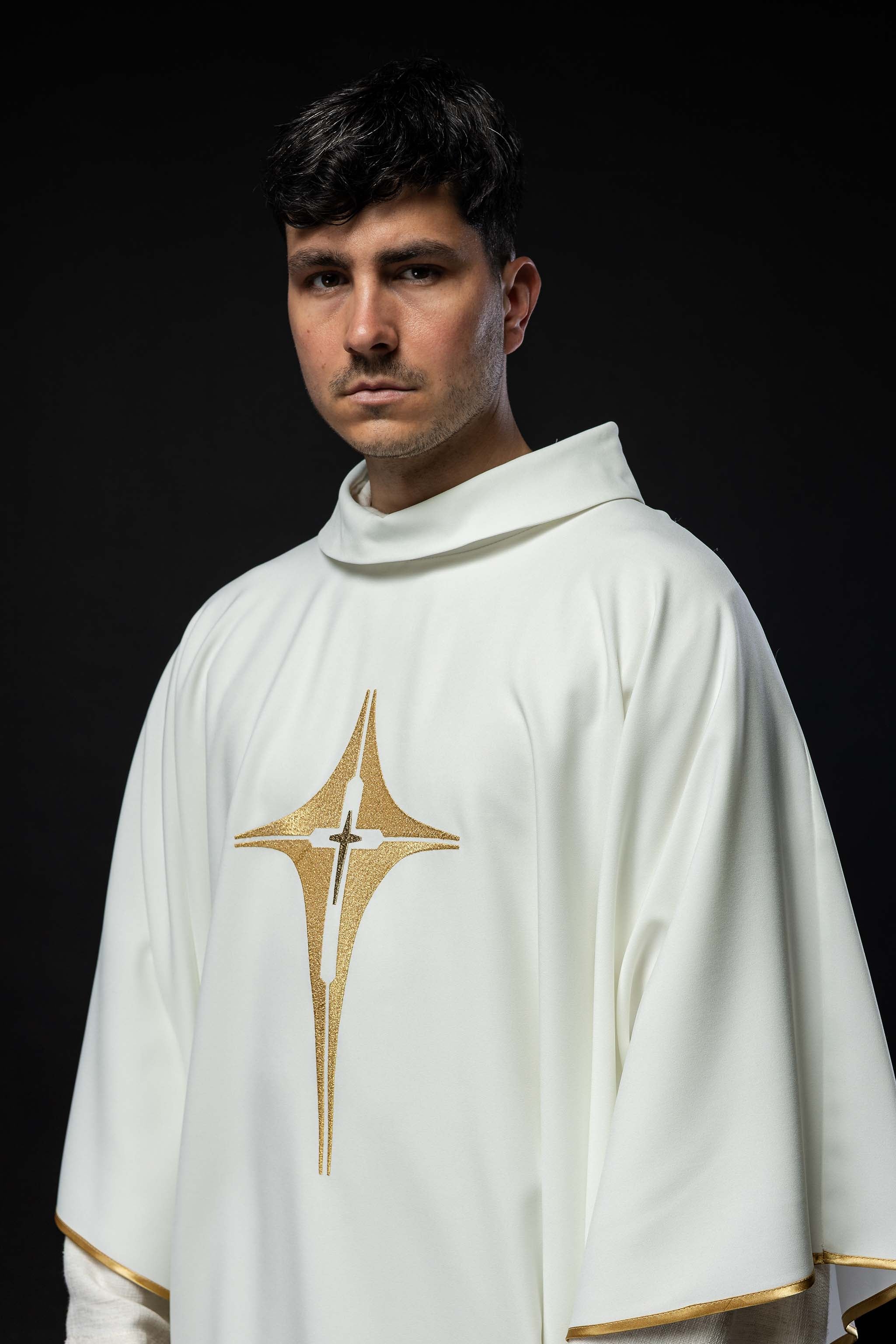 Chasuble brodée avec motif de croix