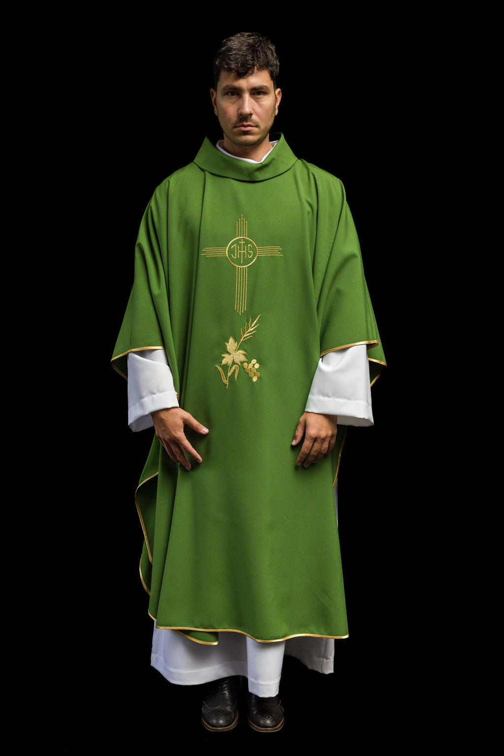 Chasuble verte brodée d'un motif IHS