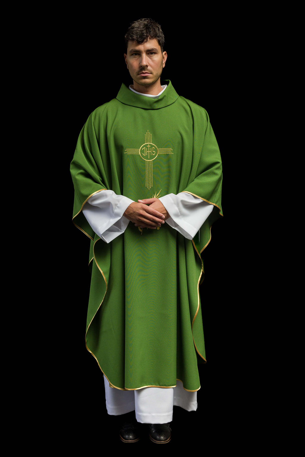 Chasuble verte brodée d'un motif IHS
