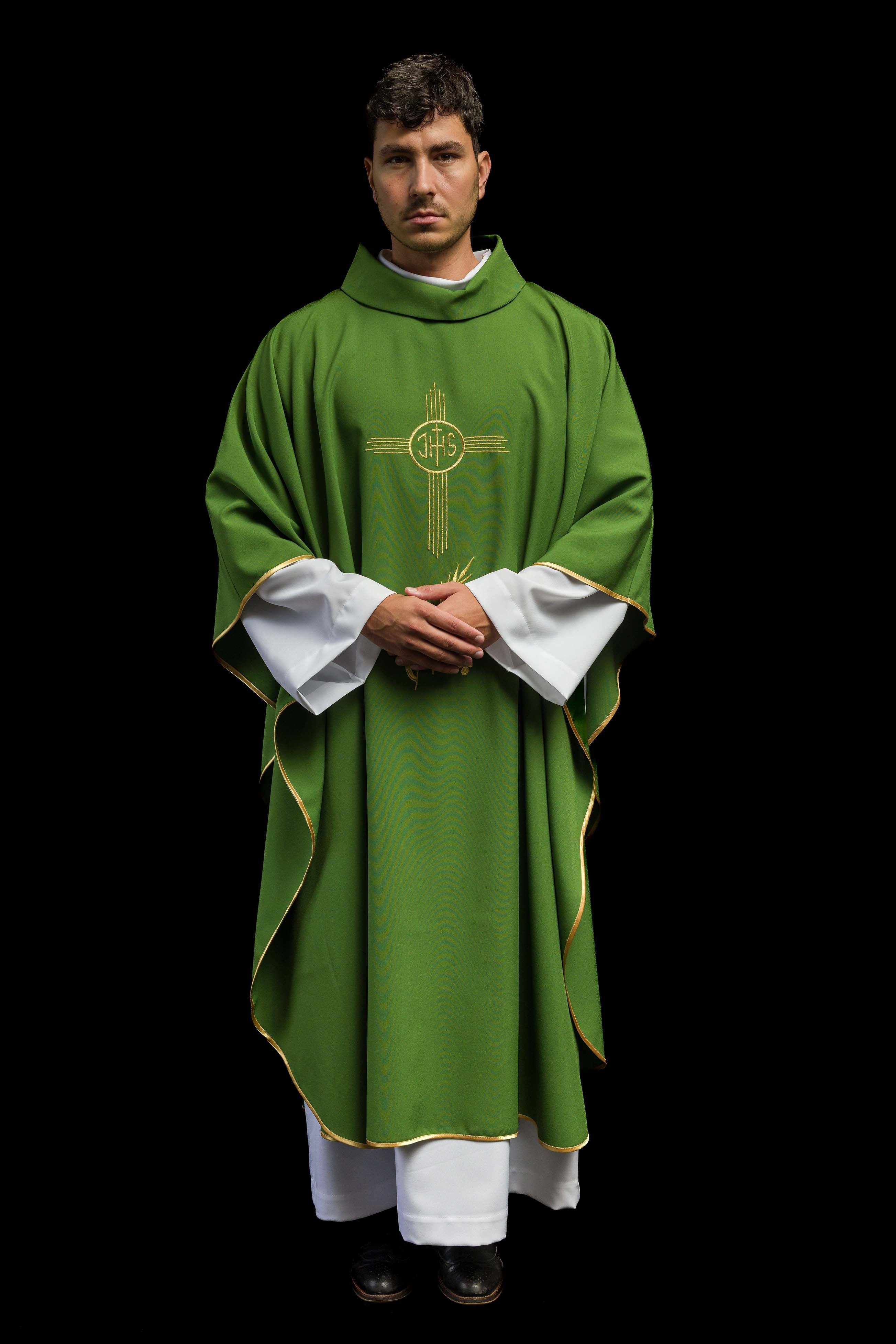 Chasuble verte brodée d'un motif IHS