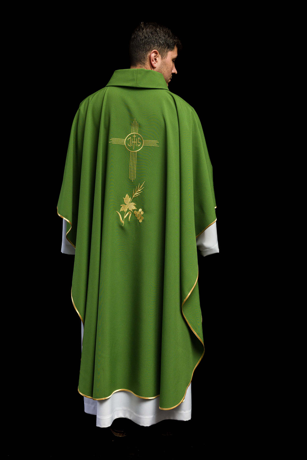 Chasuble verte brodée d'un motif IHS