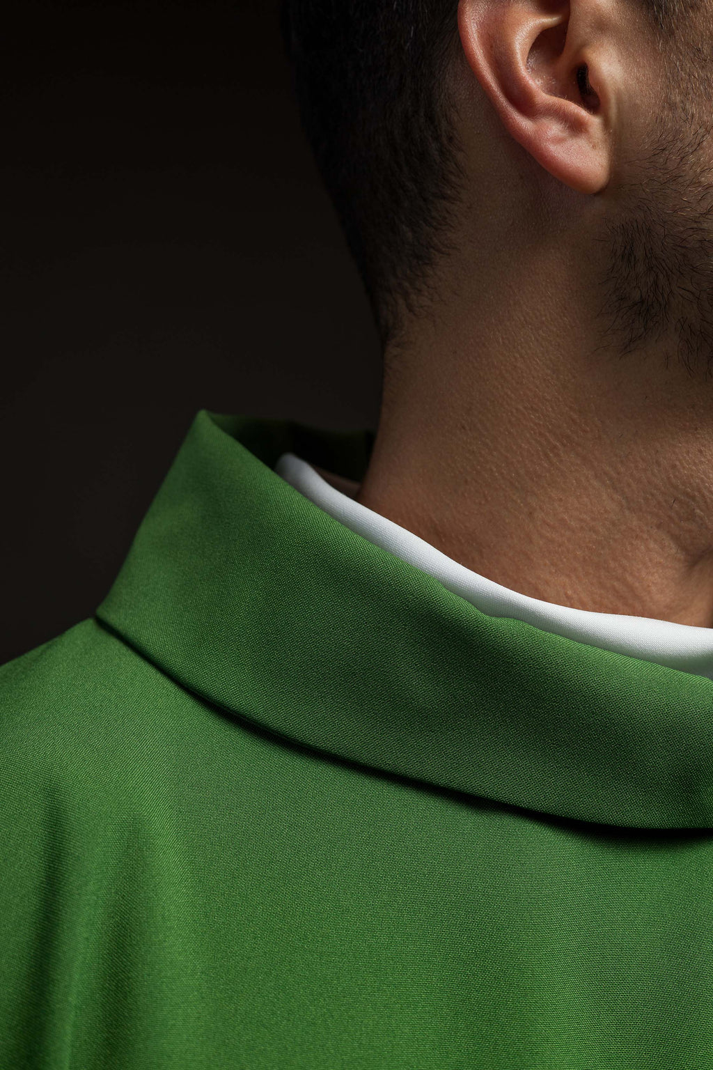 Chasuble verte brodée d'un motif IHS