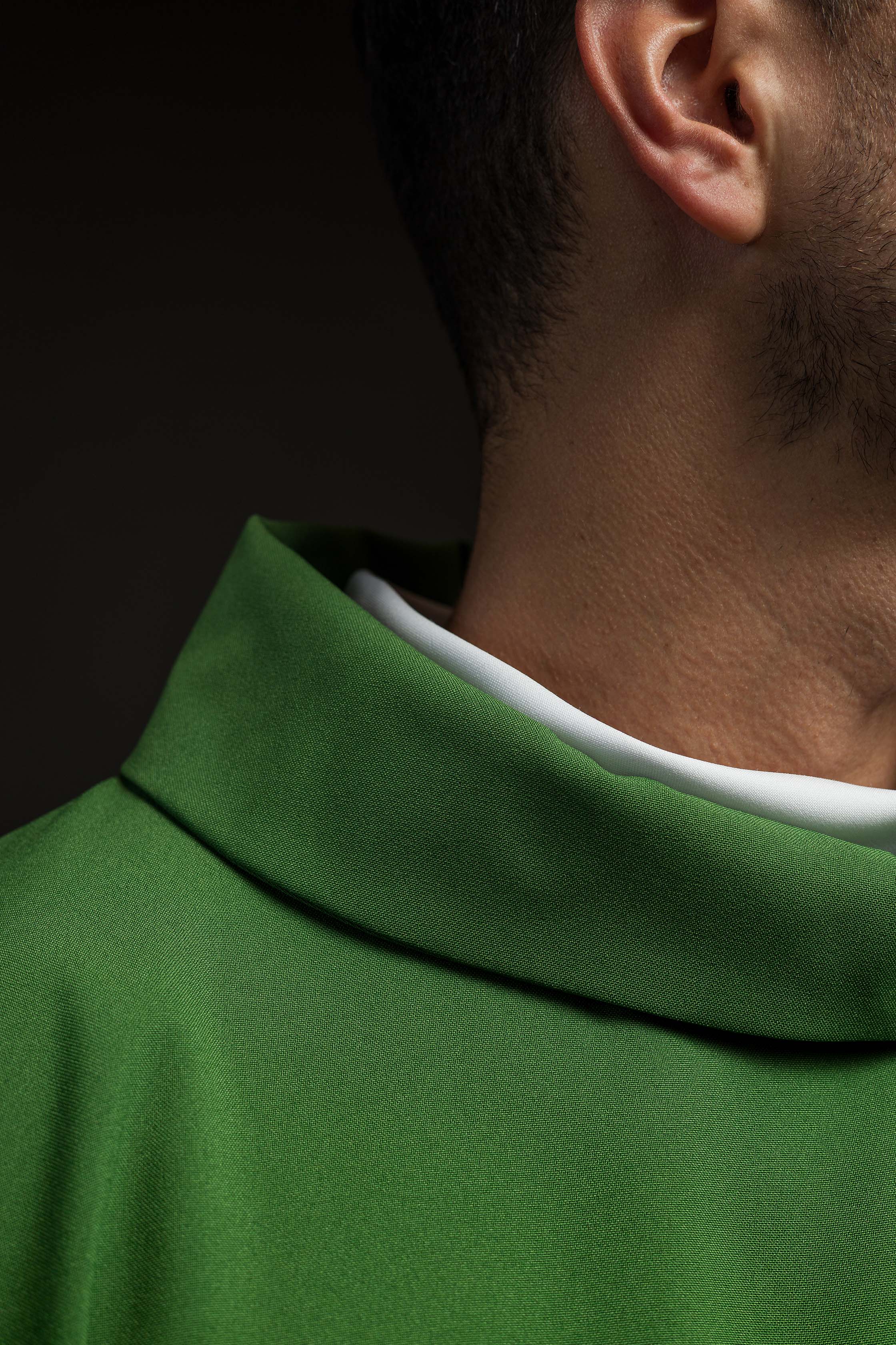 Chasuble verte brodée d'un motif IHS