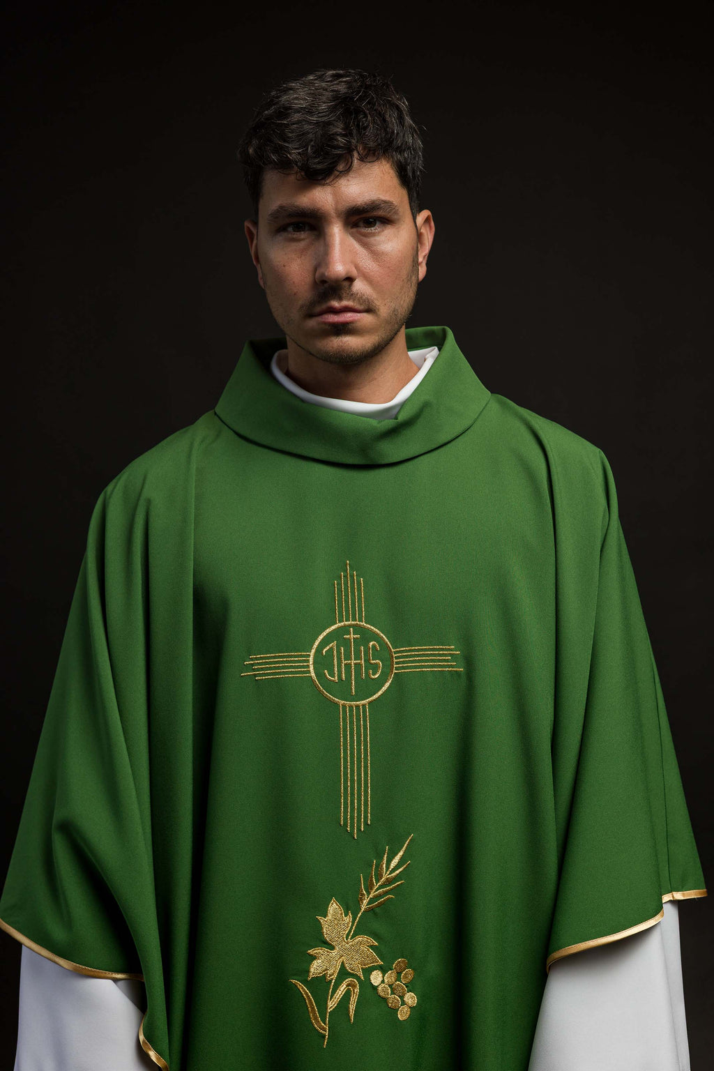 Chasuble verte brodée d'un motif IHS