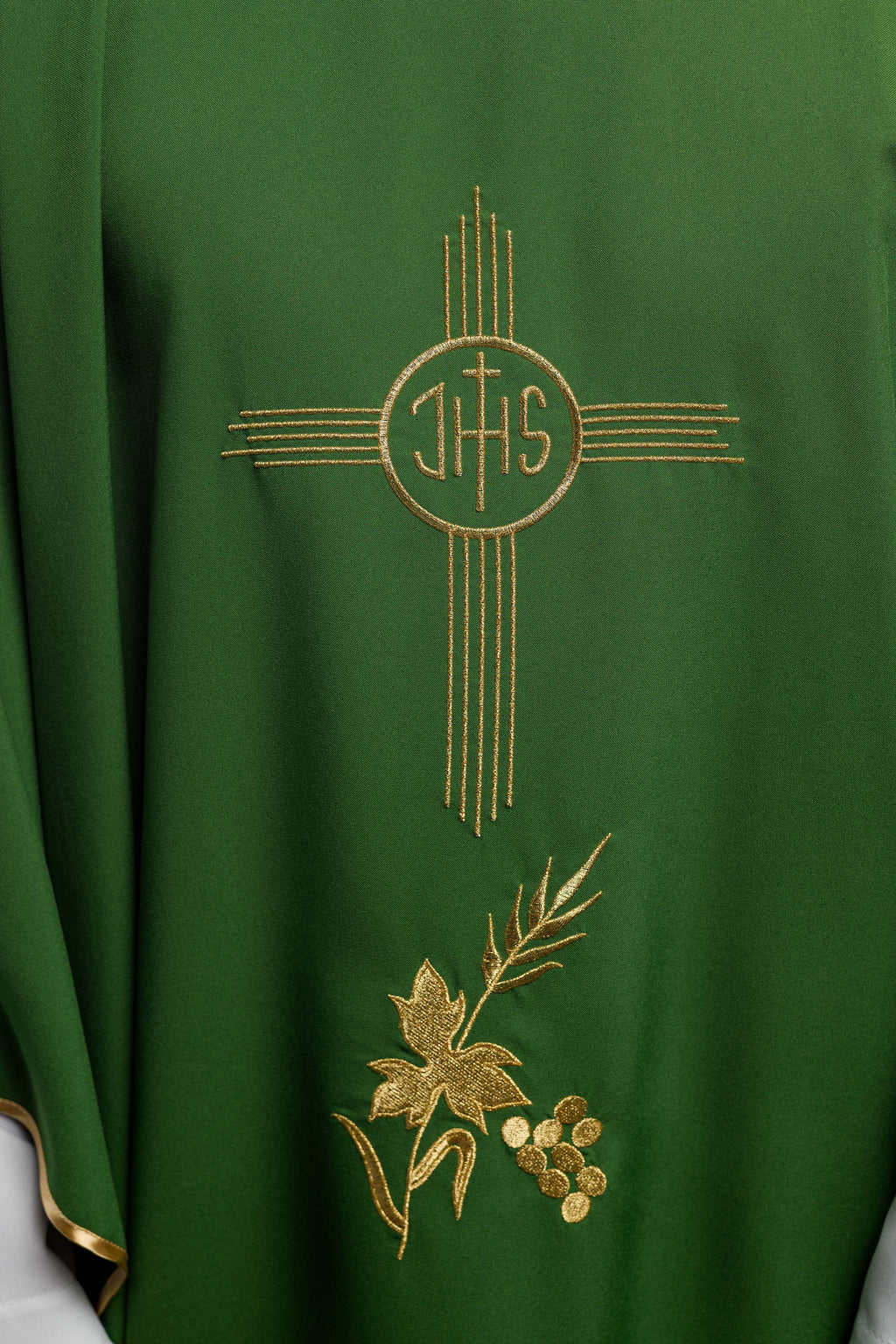 Chasuble verte brodée d'un motif IHS