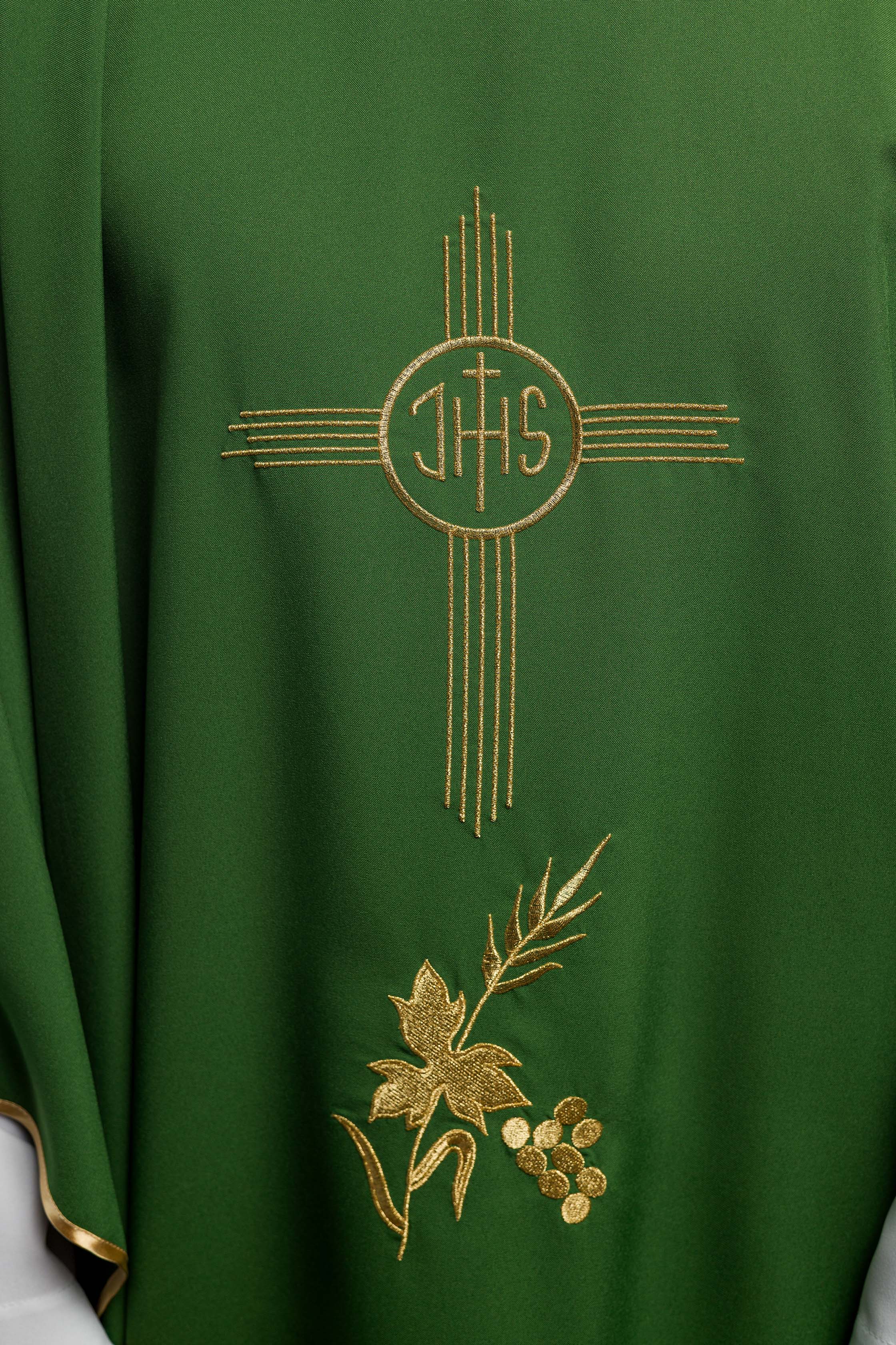 Chasuble verte brodée d'un motif IHS