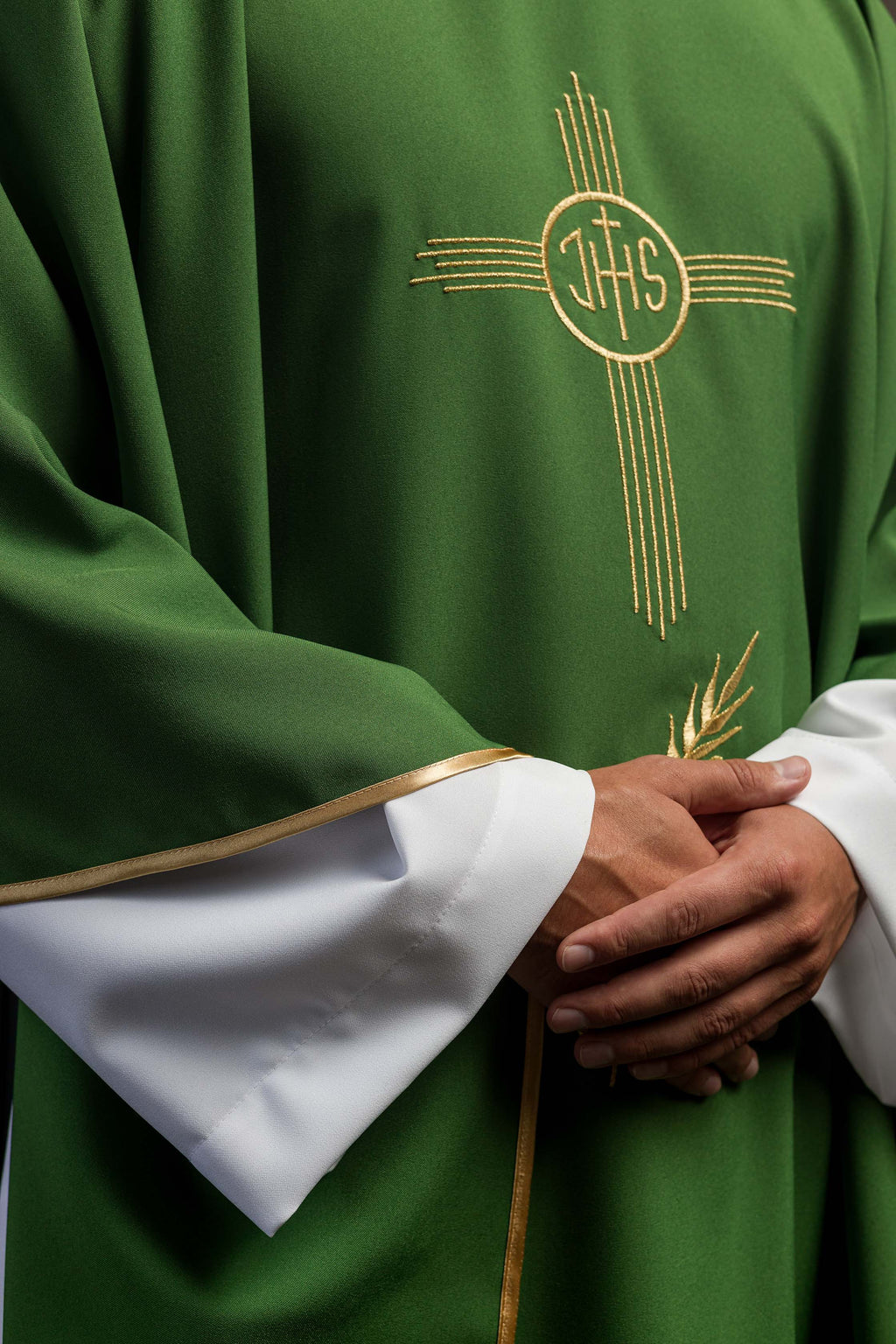 Chasuble verte brodée d'un motif IHS