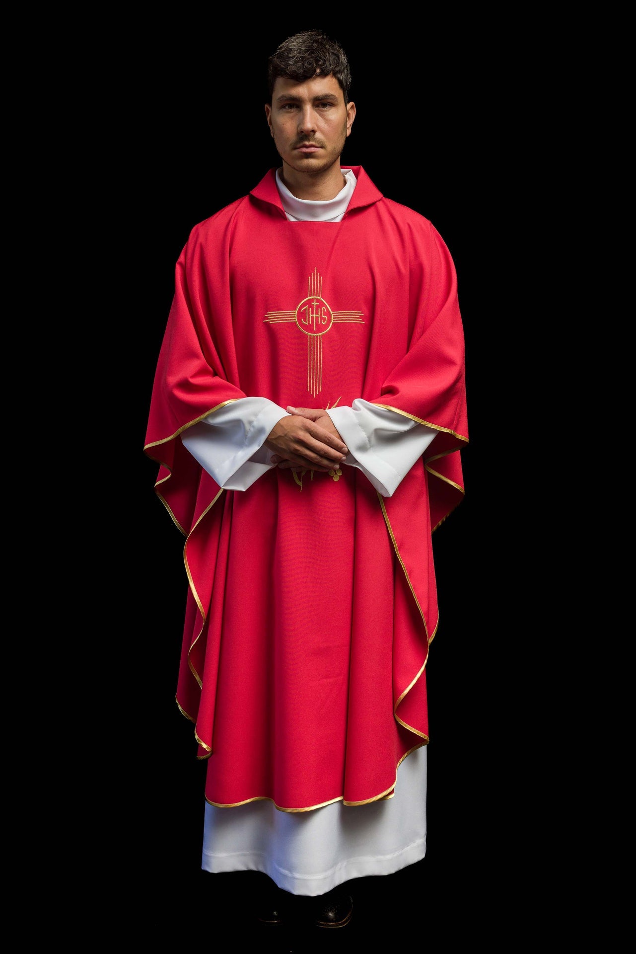 Chasuble rouge brodée avec un large col et le motif IHS