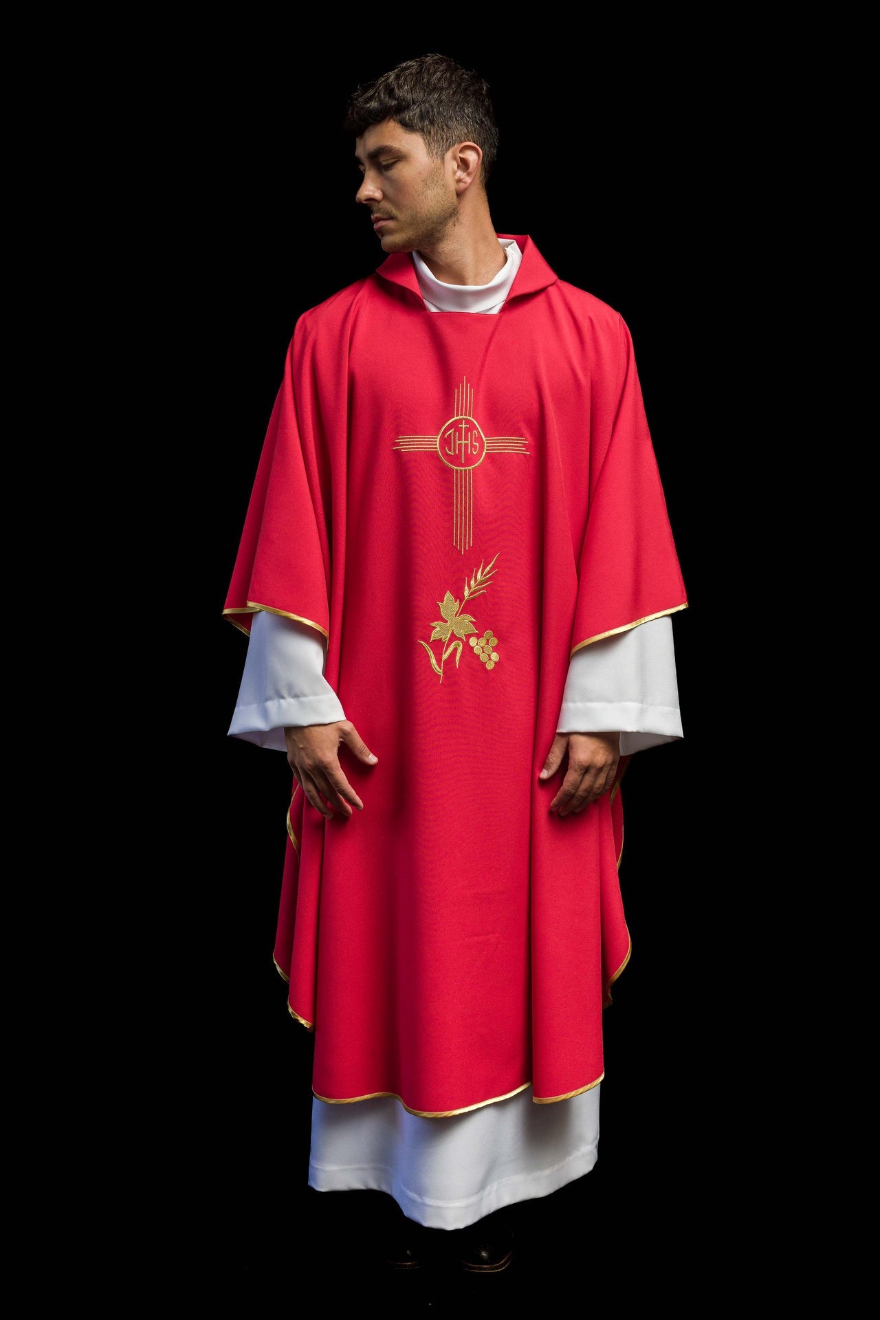 Chasuble rouge brodée avec un large col et le motif IHS