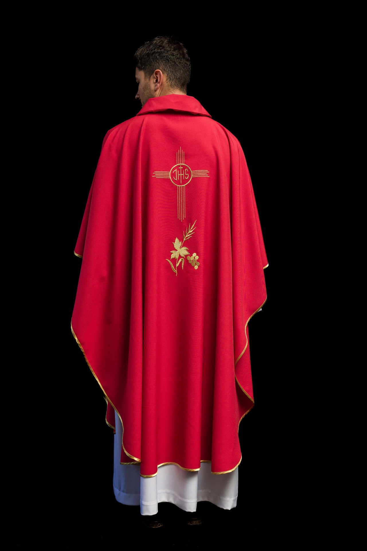 Chasuble rouge brodée avec un large col et le motif IHS