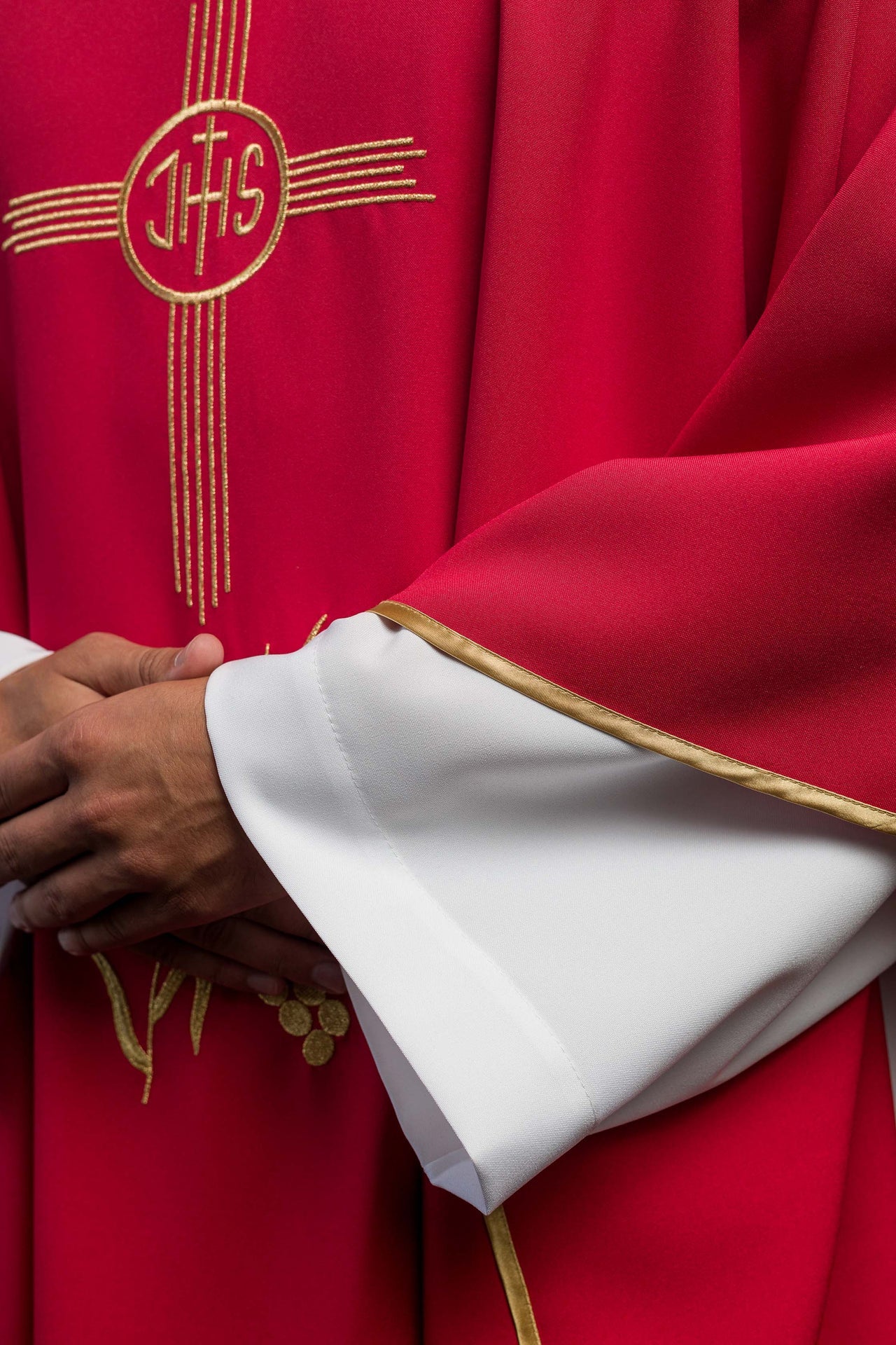 Chasuble rouge brodée avec un large col et le motif IHS