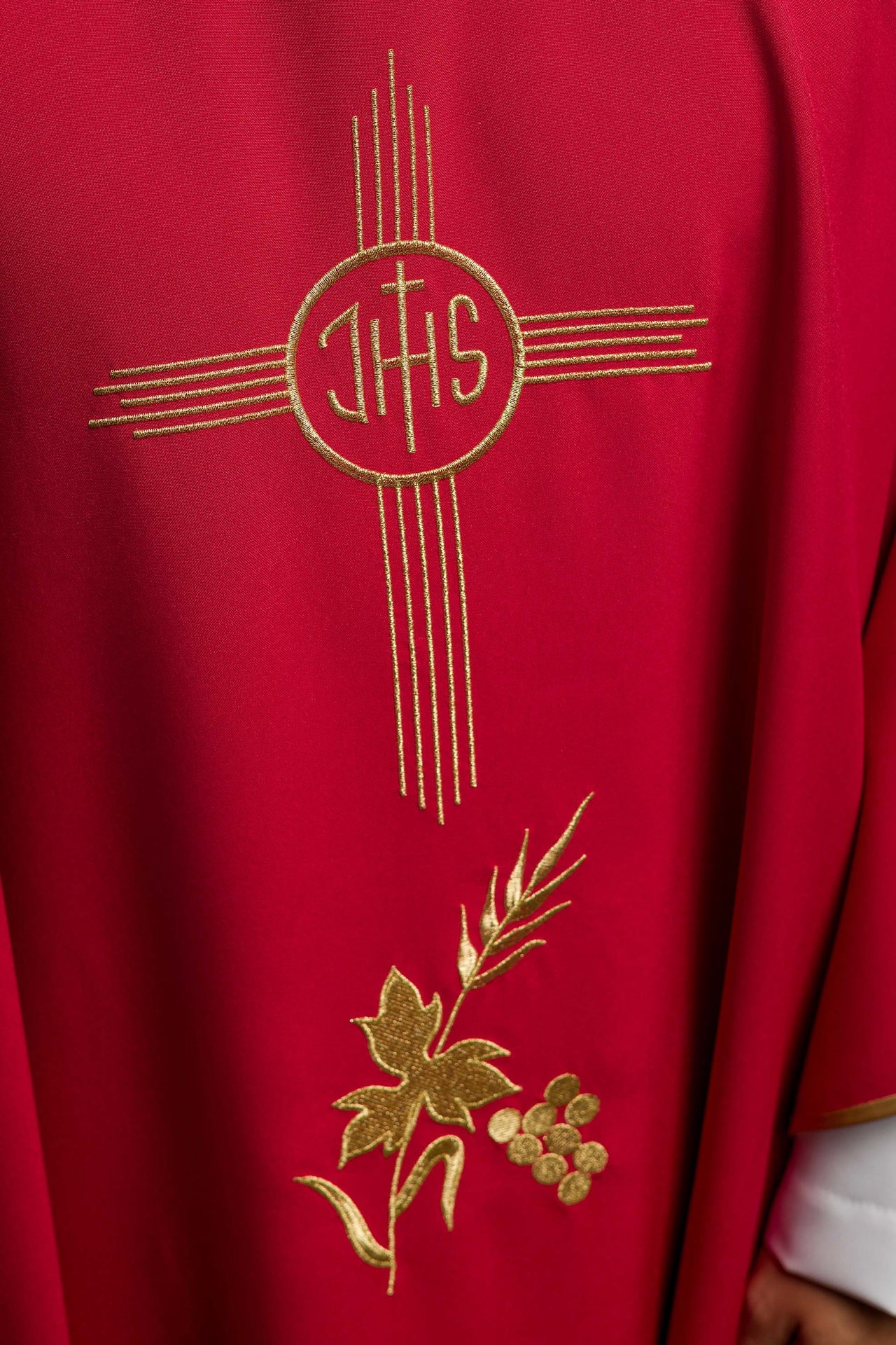 Chasuble rouge brodée avec un large col et le motif IHS