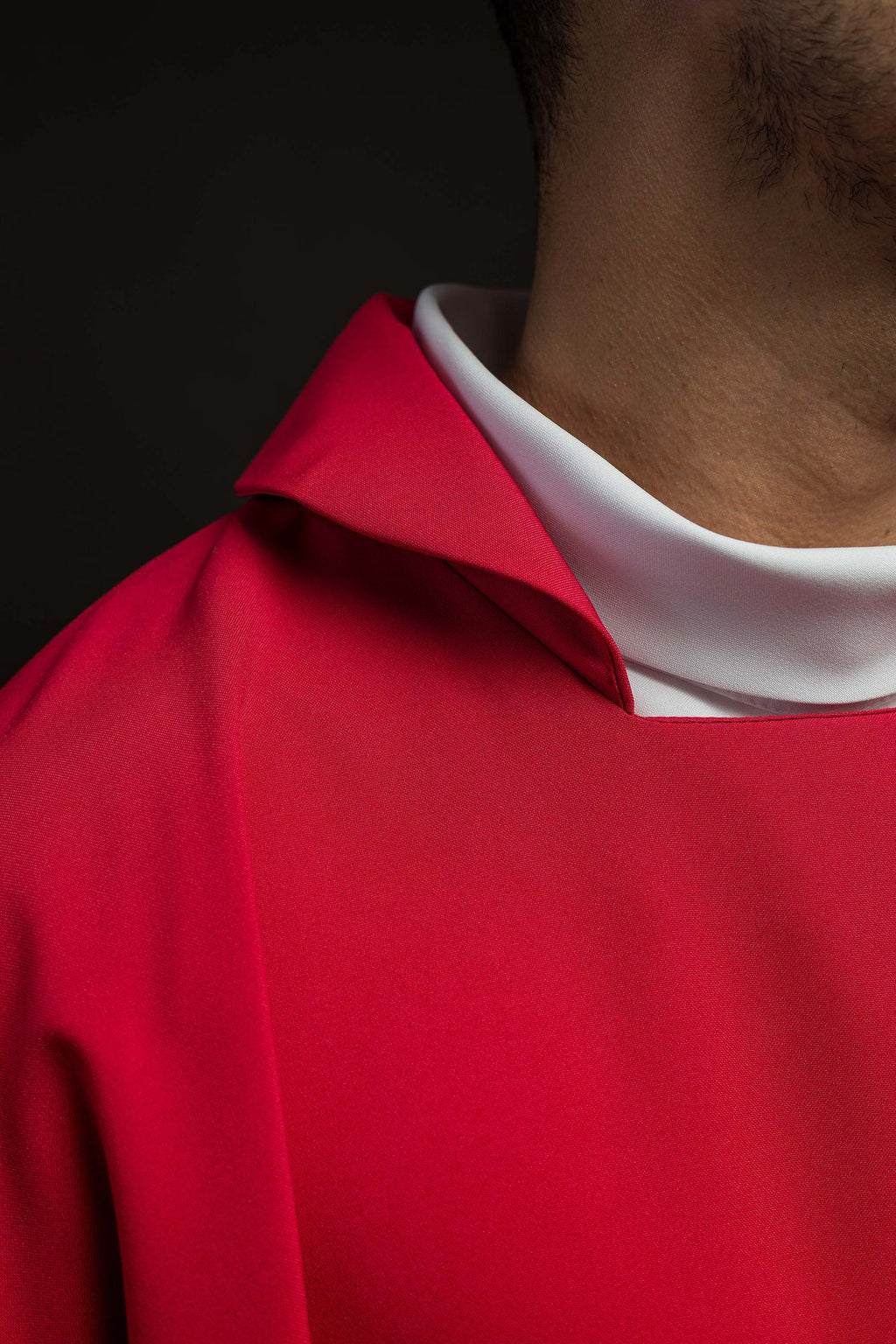 Chasuble rouge brodée avec un large col et le motif IHS