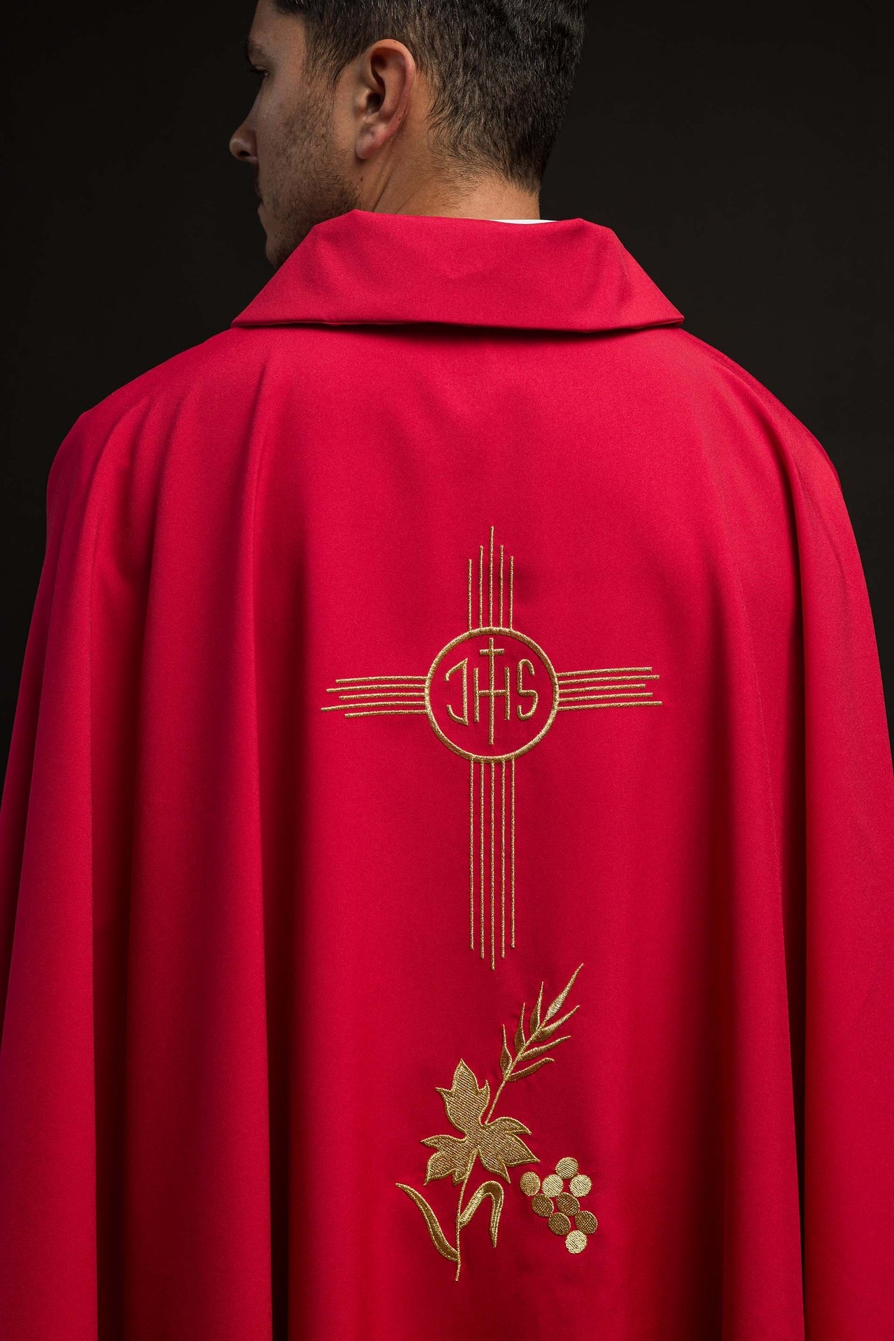 Chasuble rouge brodée avec un large col et le motif IHS