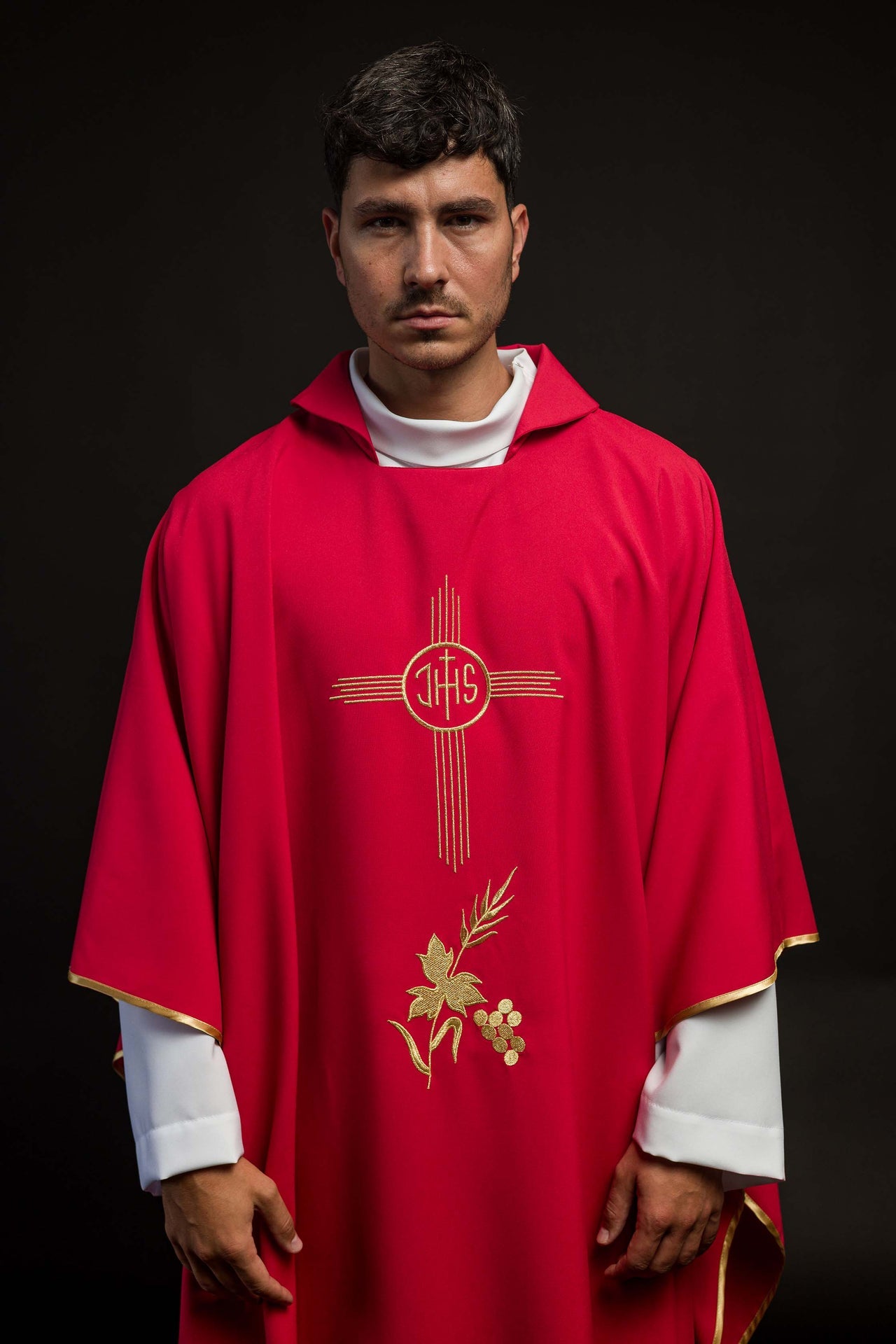 Chasuble rouge brodée avec un large col et le motif IHS