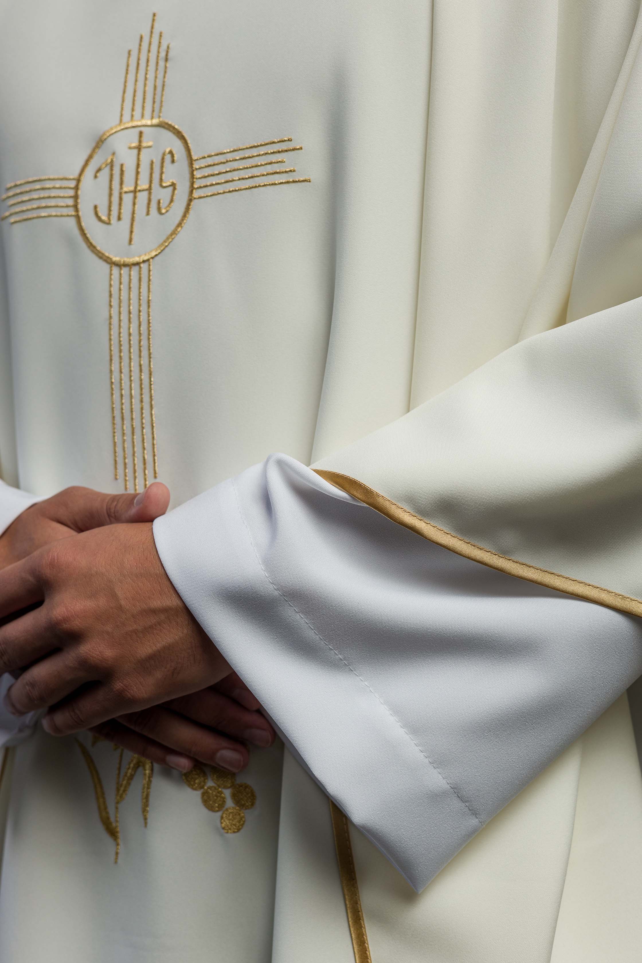 Chasuble avec broderie IHS en écru