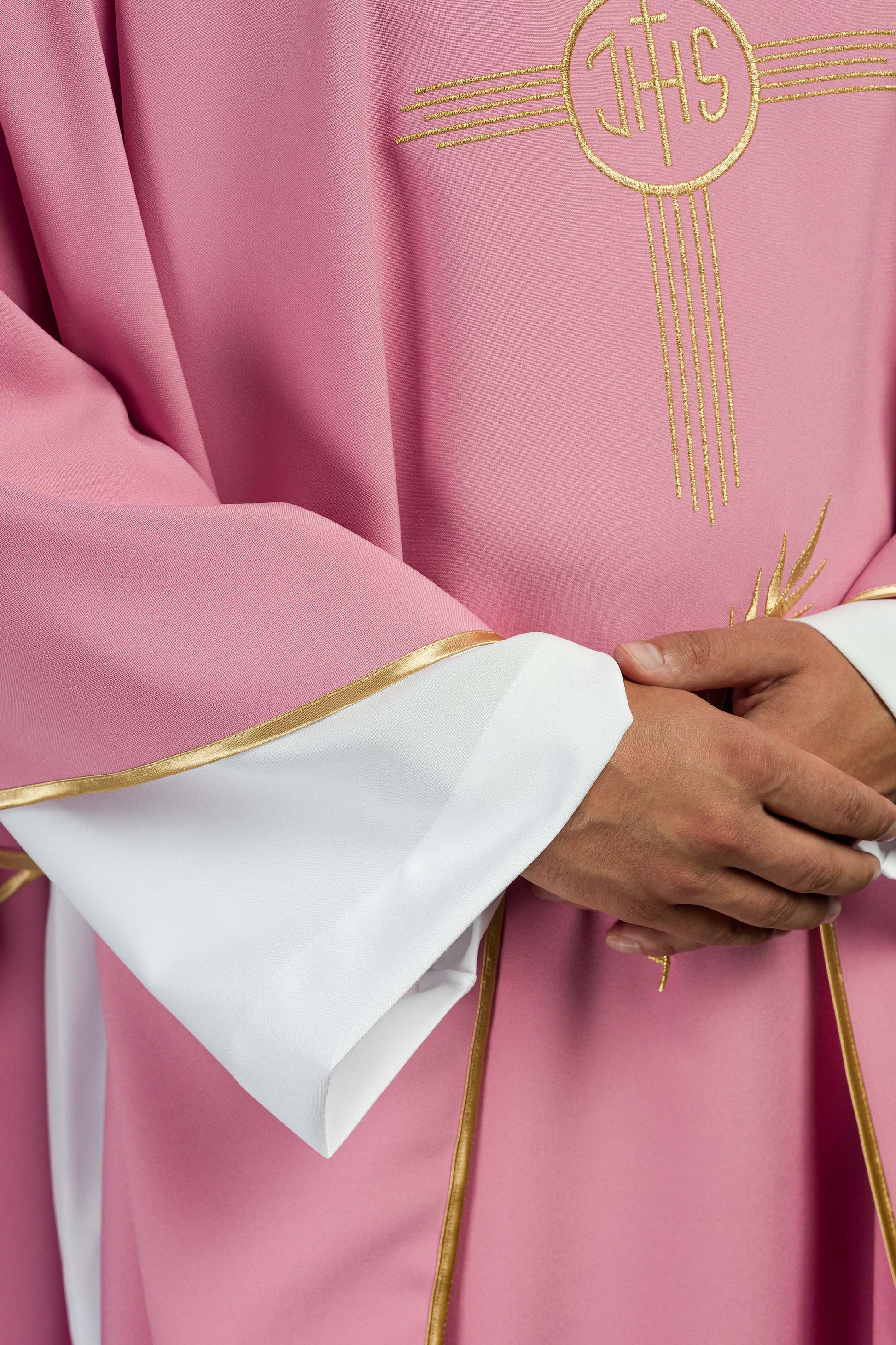 Chasuble brodée or rose