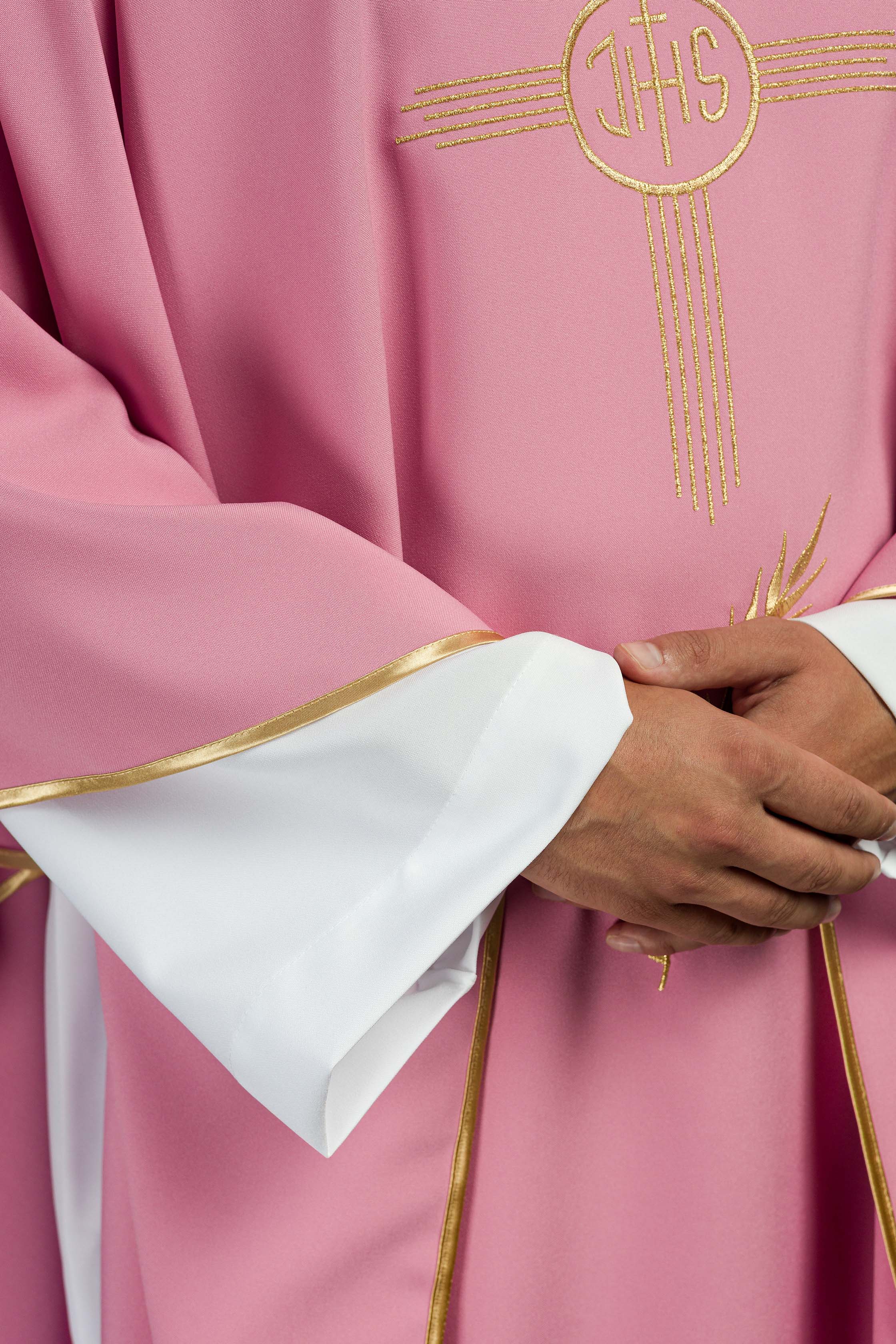 Chasuble brodée or rose