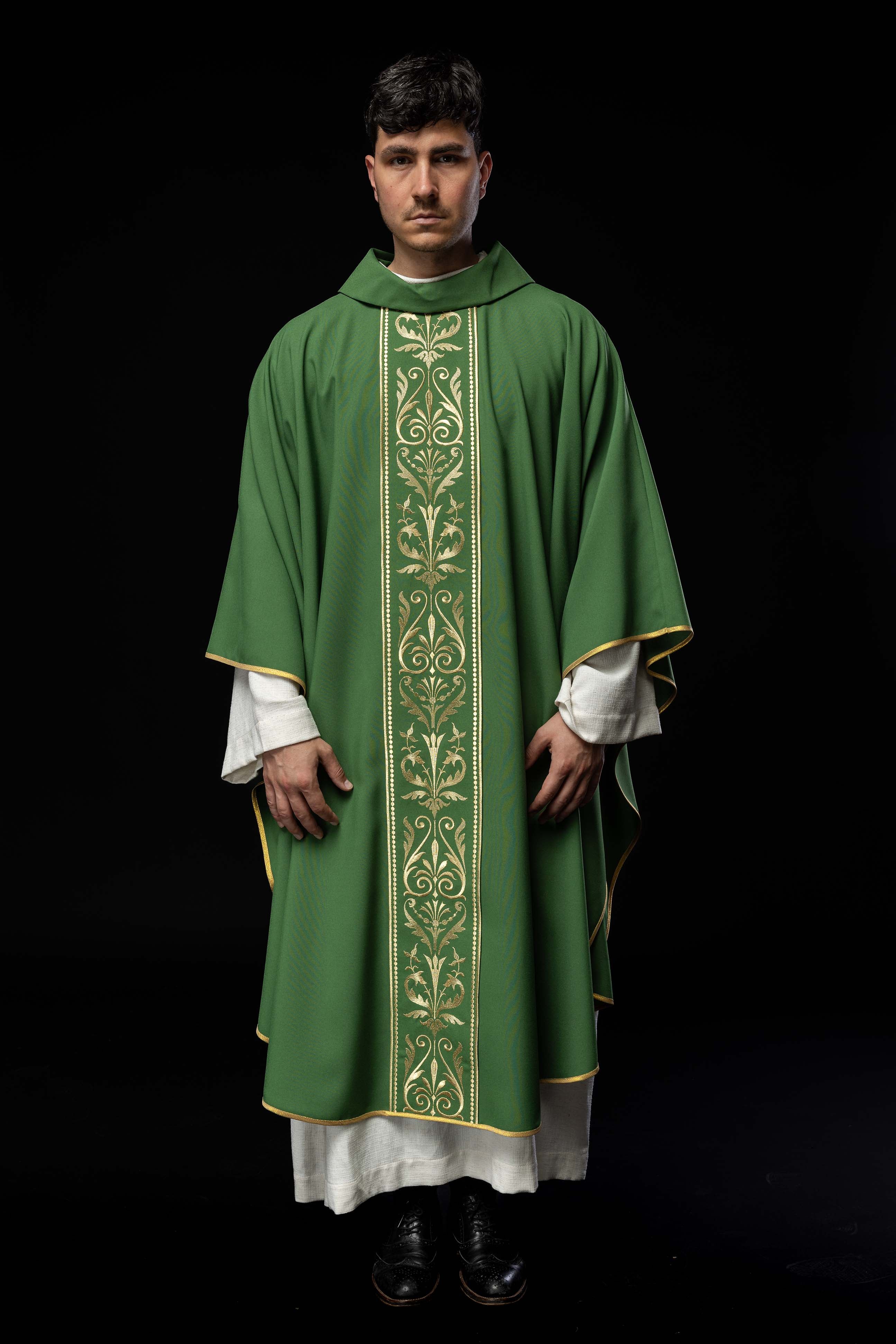 Chasuble liturgique verte ornée d'une ceinture brodée d'or
