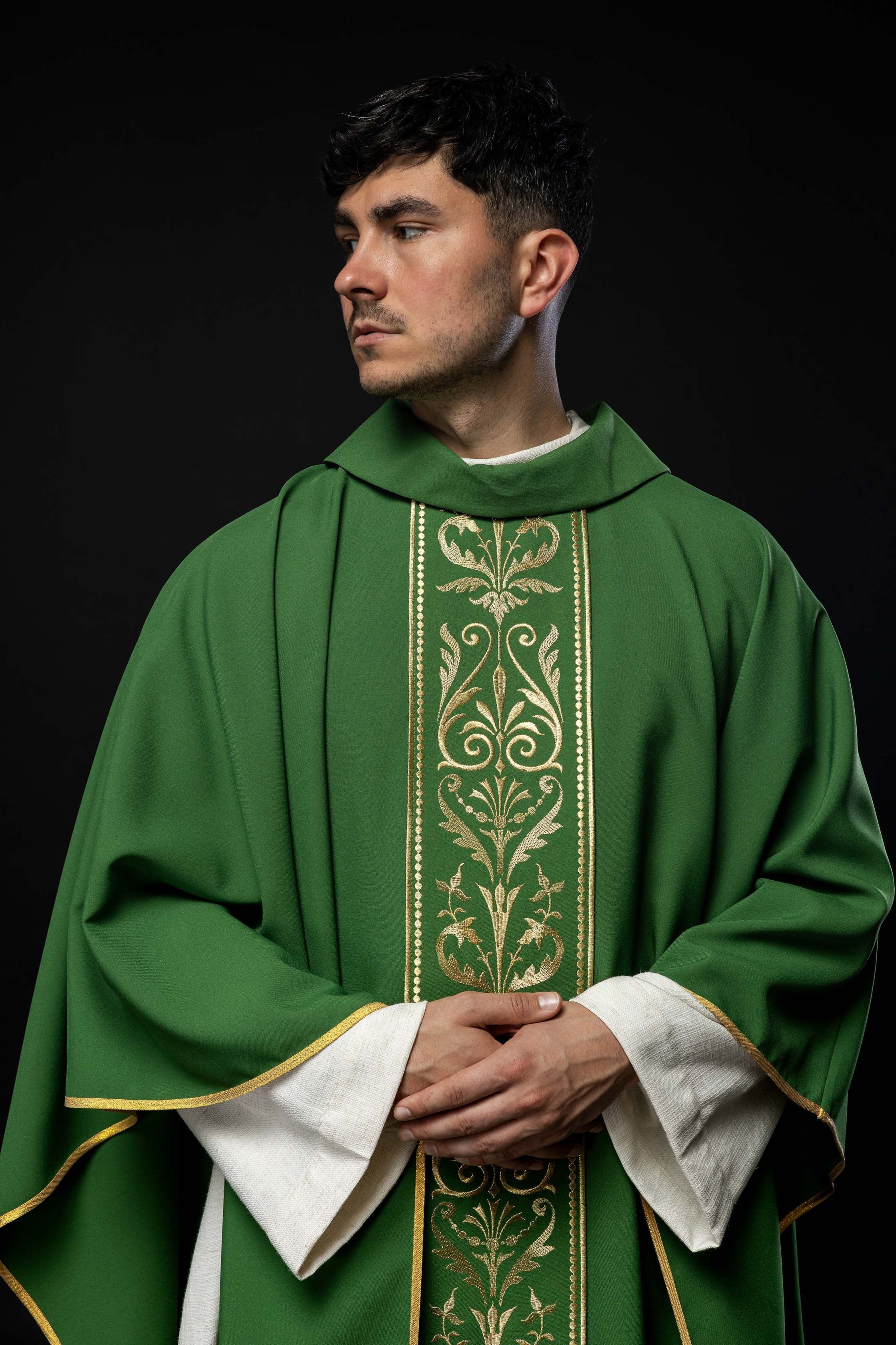 Chasuble liturgique verte ornée d'une ceinture brodée d'or