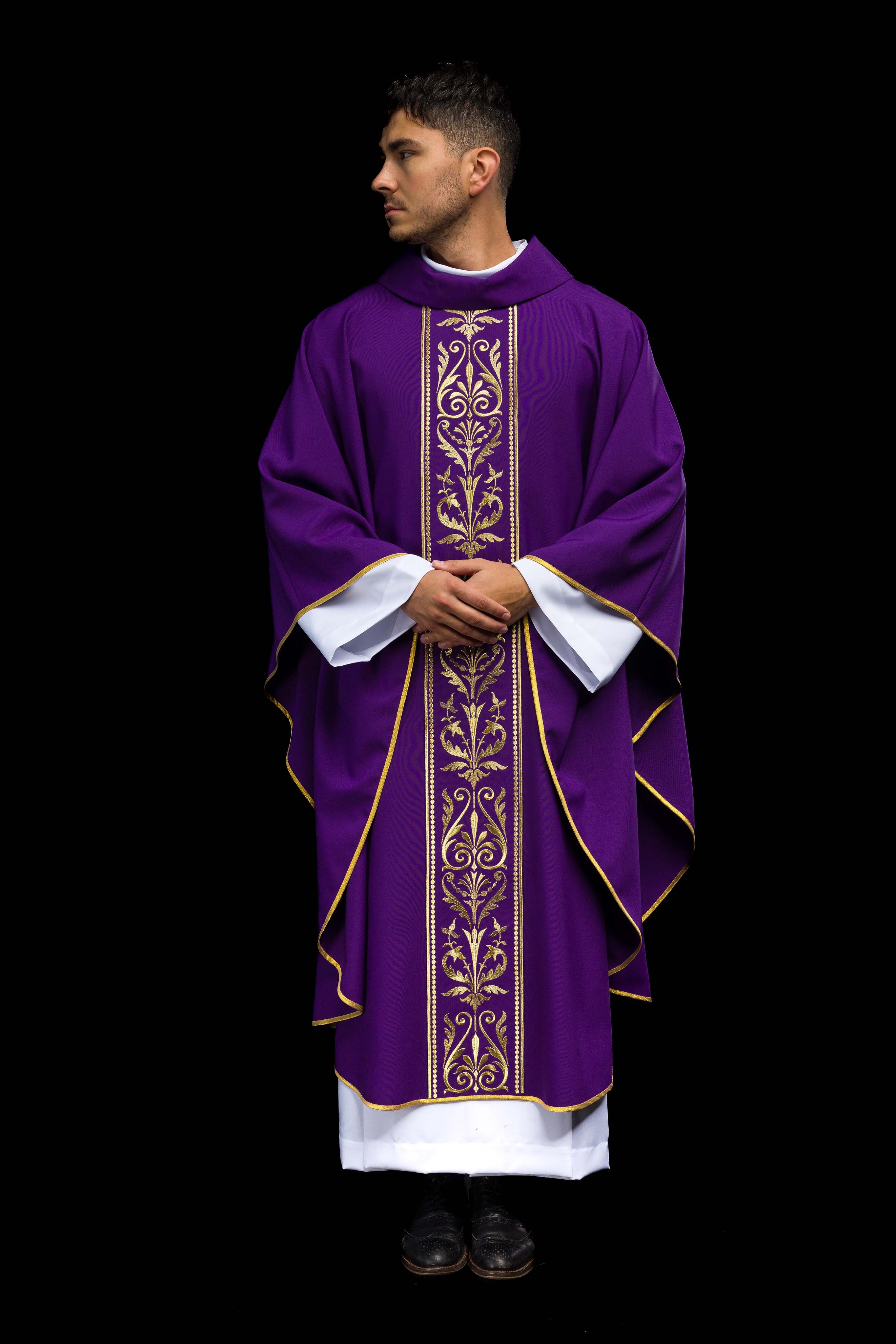 Chasuble liturgique violette ornée d'une ceinture brodée d'or
