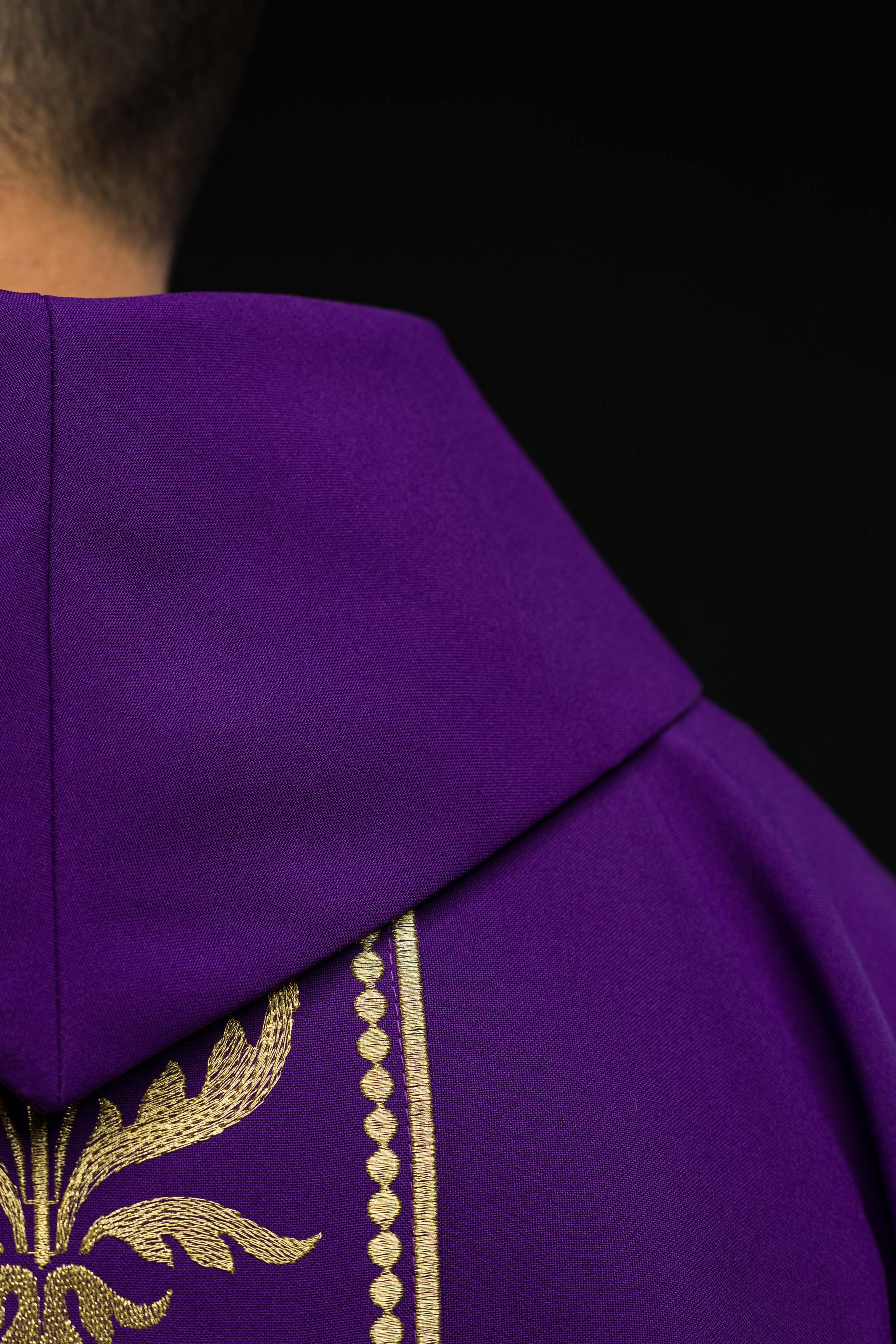 Chasuble liturgique violette ornée d'une ceinture brodée d'or