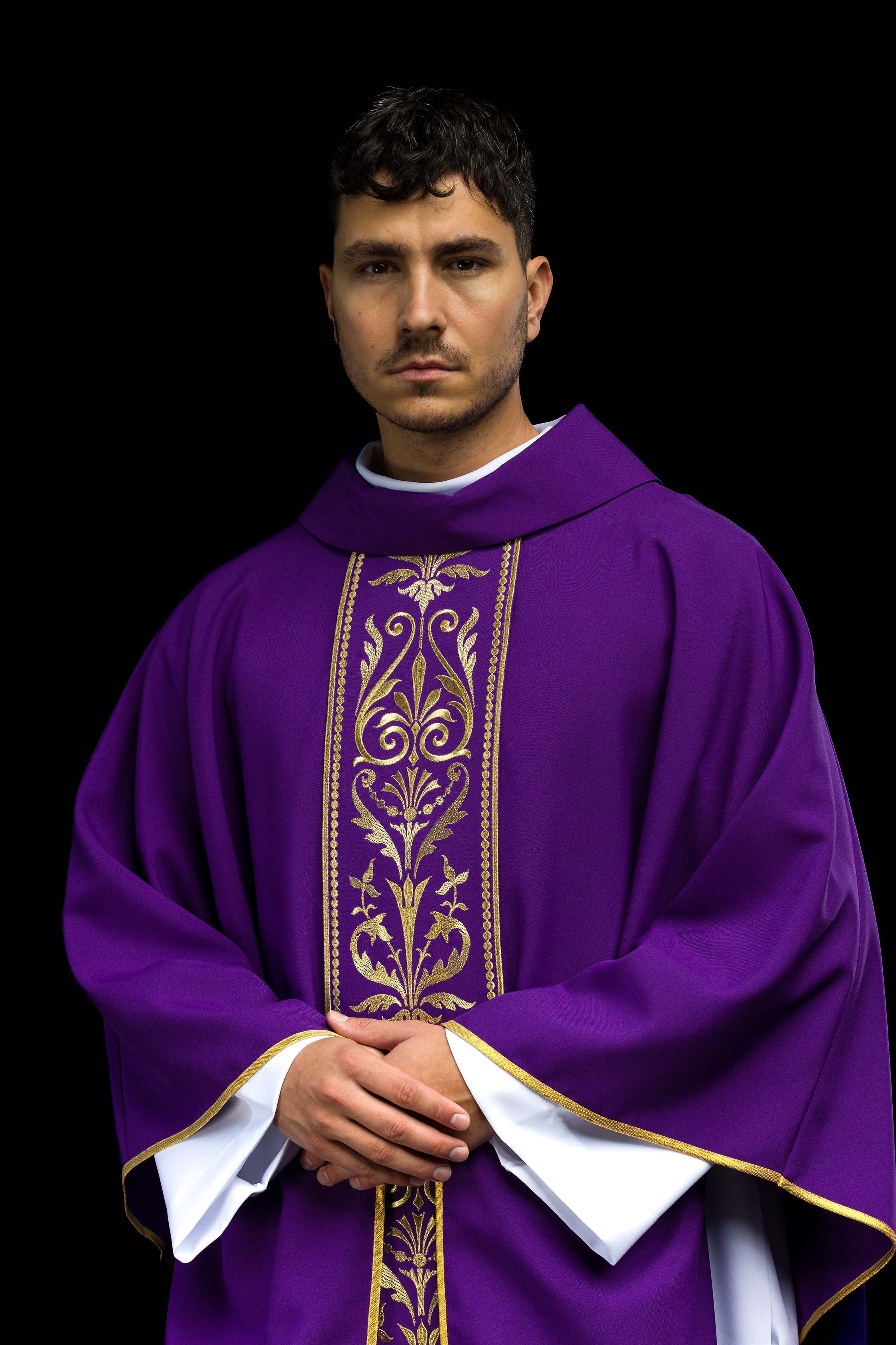 Chasuble liturgique violette ornée d'une ceinture brodée d'or