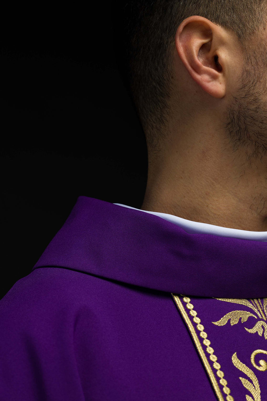 Chasuble liturgique violette ornée d'une ceinture brodée d'or