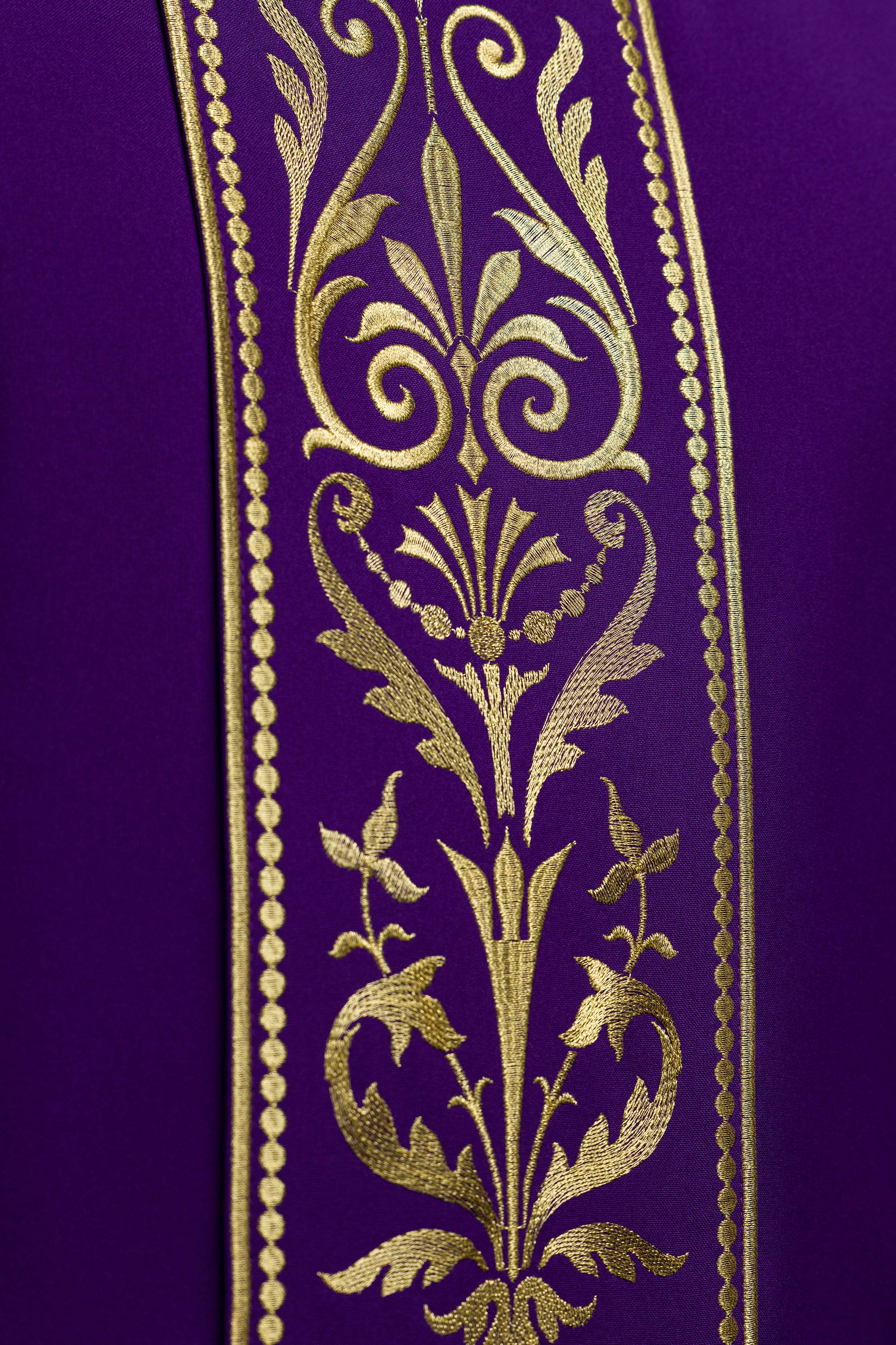 Chasuble liturgique violette ornée d'une ceinture brodée d'or