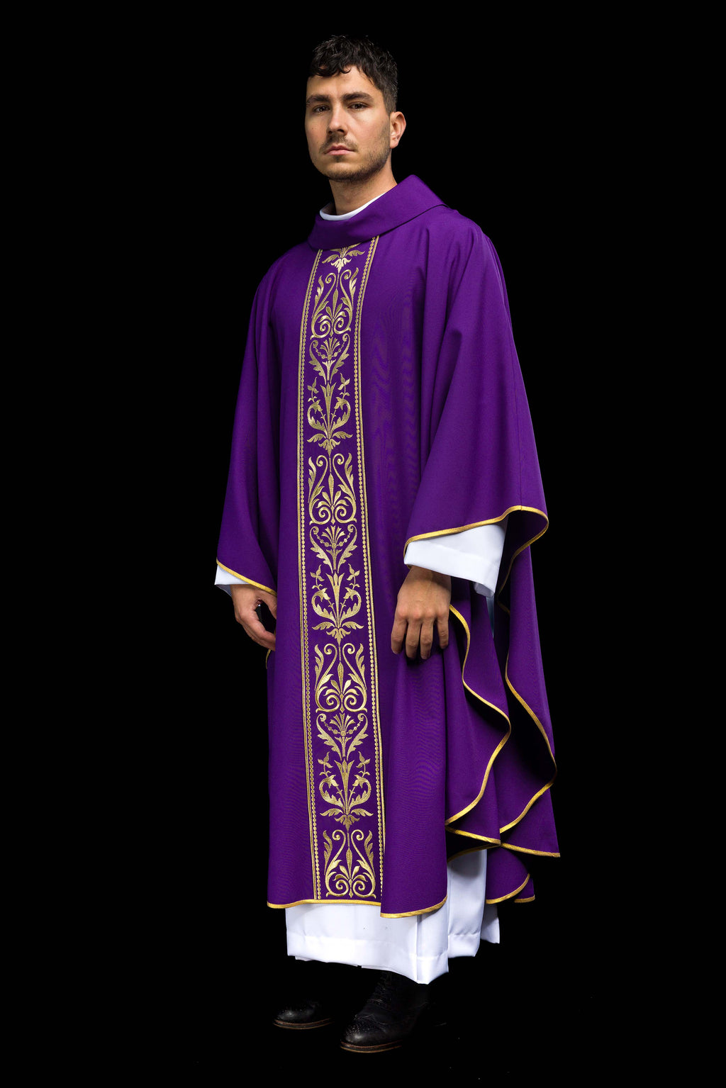 Chasuble liturgique violette ornée d'une ceinture brodée d'or
