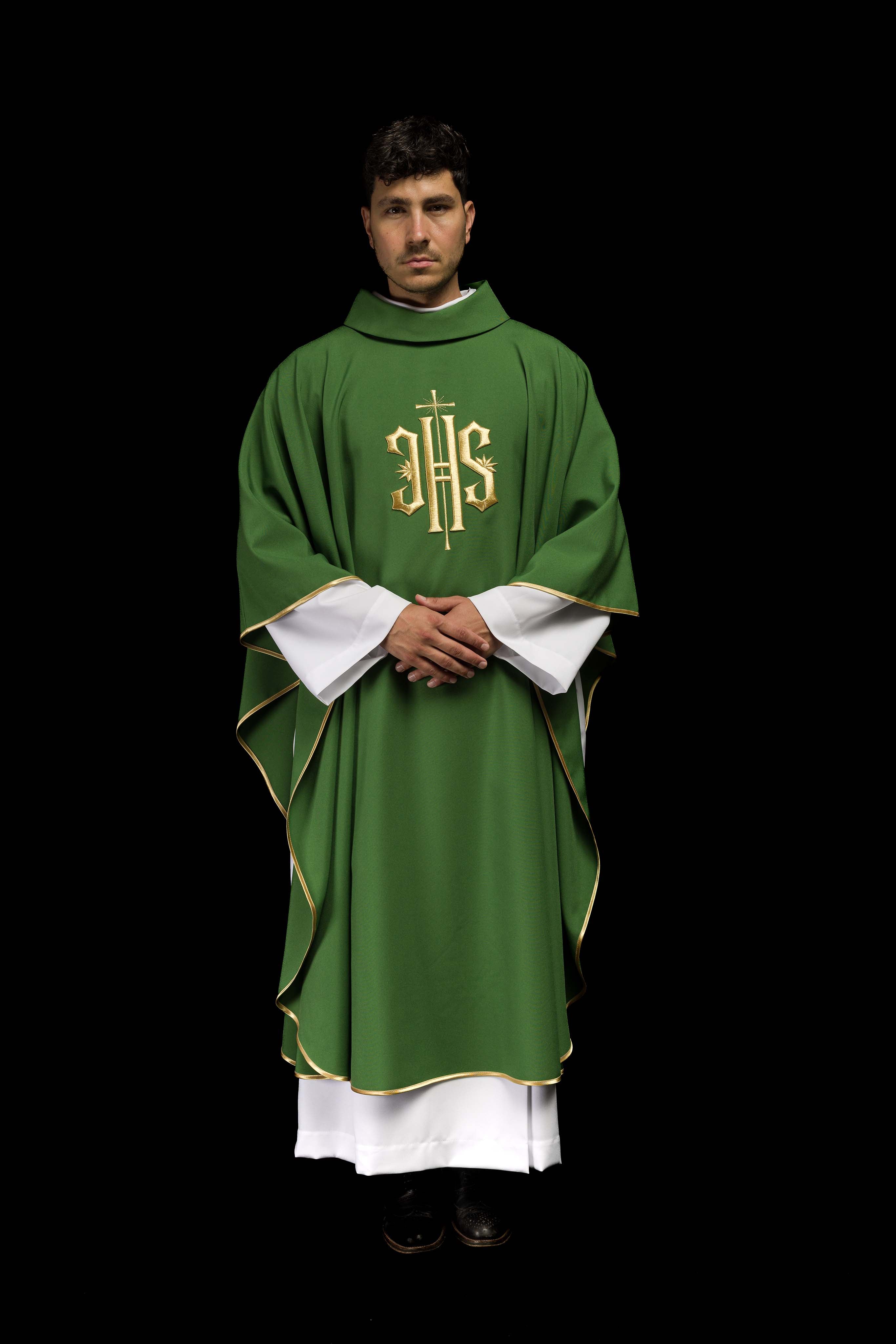 Chasuble brodée verte avec motif IHS doré