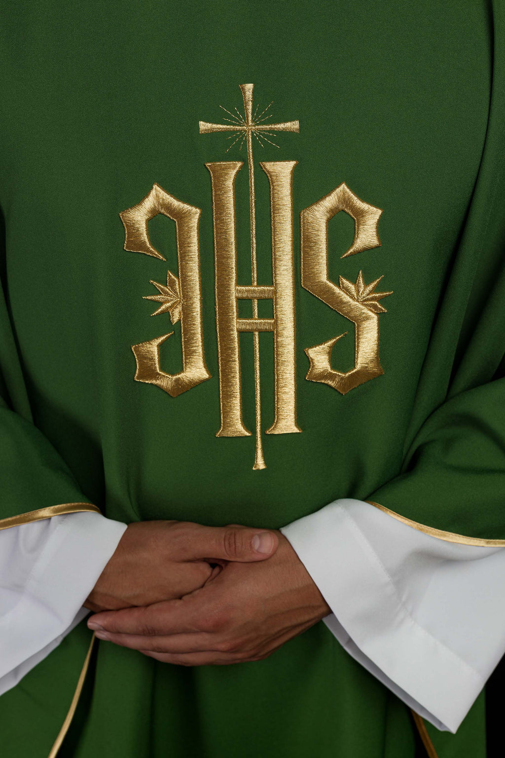 Chasuble brodée verte avec motif IHS doré