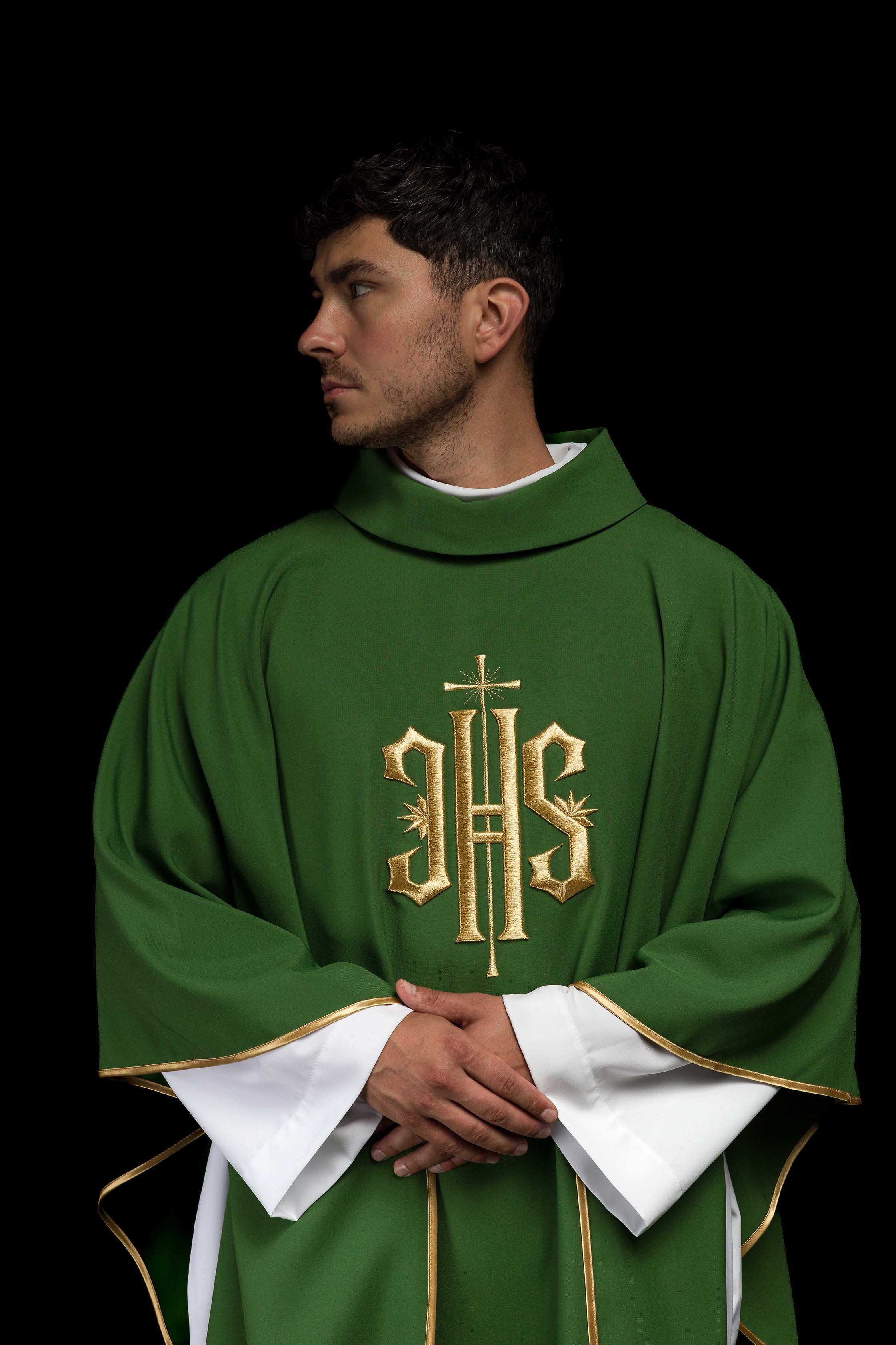 Chasuble brodée verte avec motif IHS doré