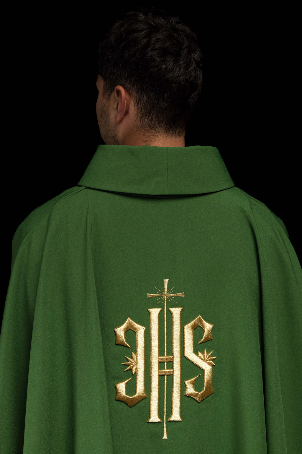Chasuble brodée verte avec motif IHS doré
