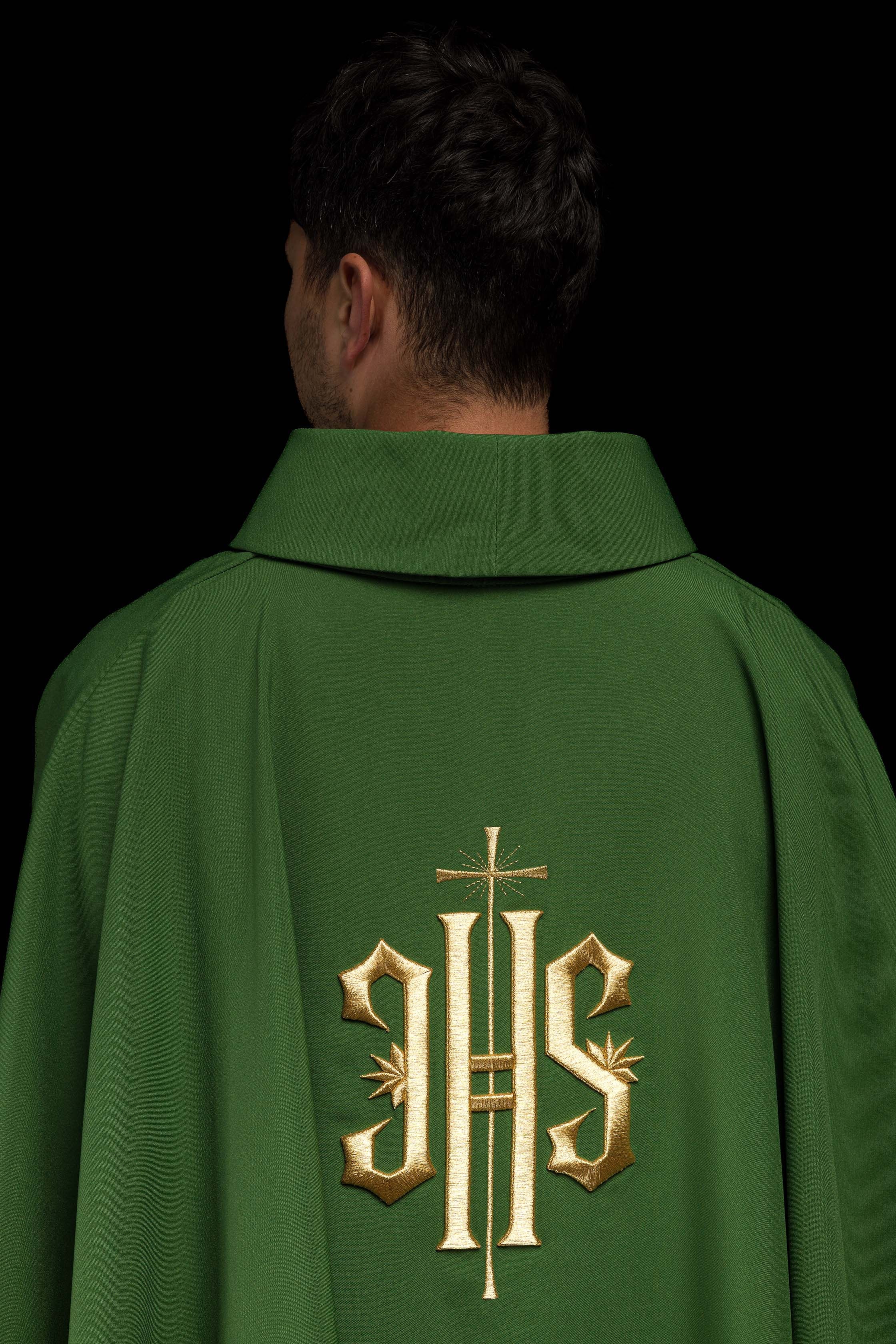Chasuble brodée verte avec motif IHS doré