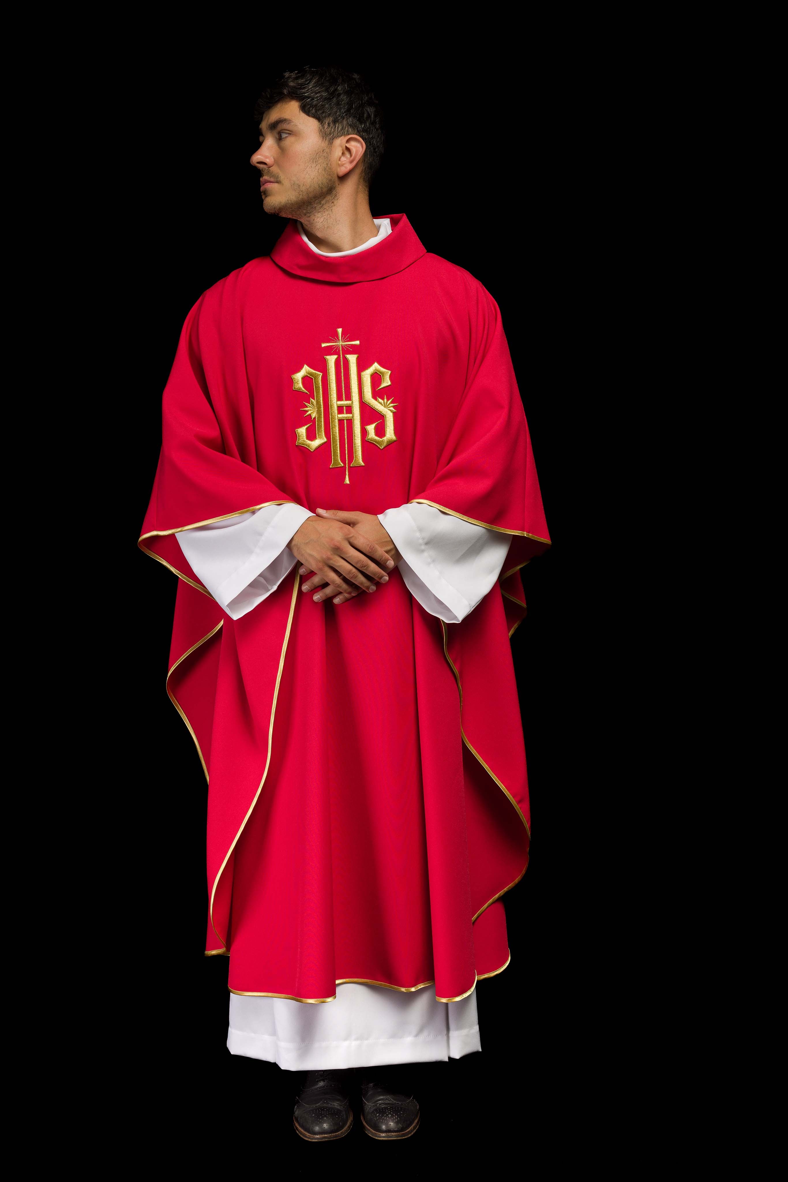 Chasuble rouge brodée d'un motif IHS doré