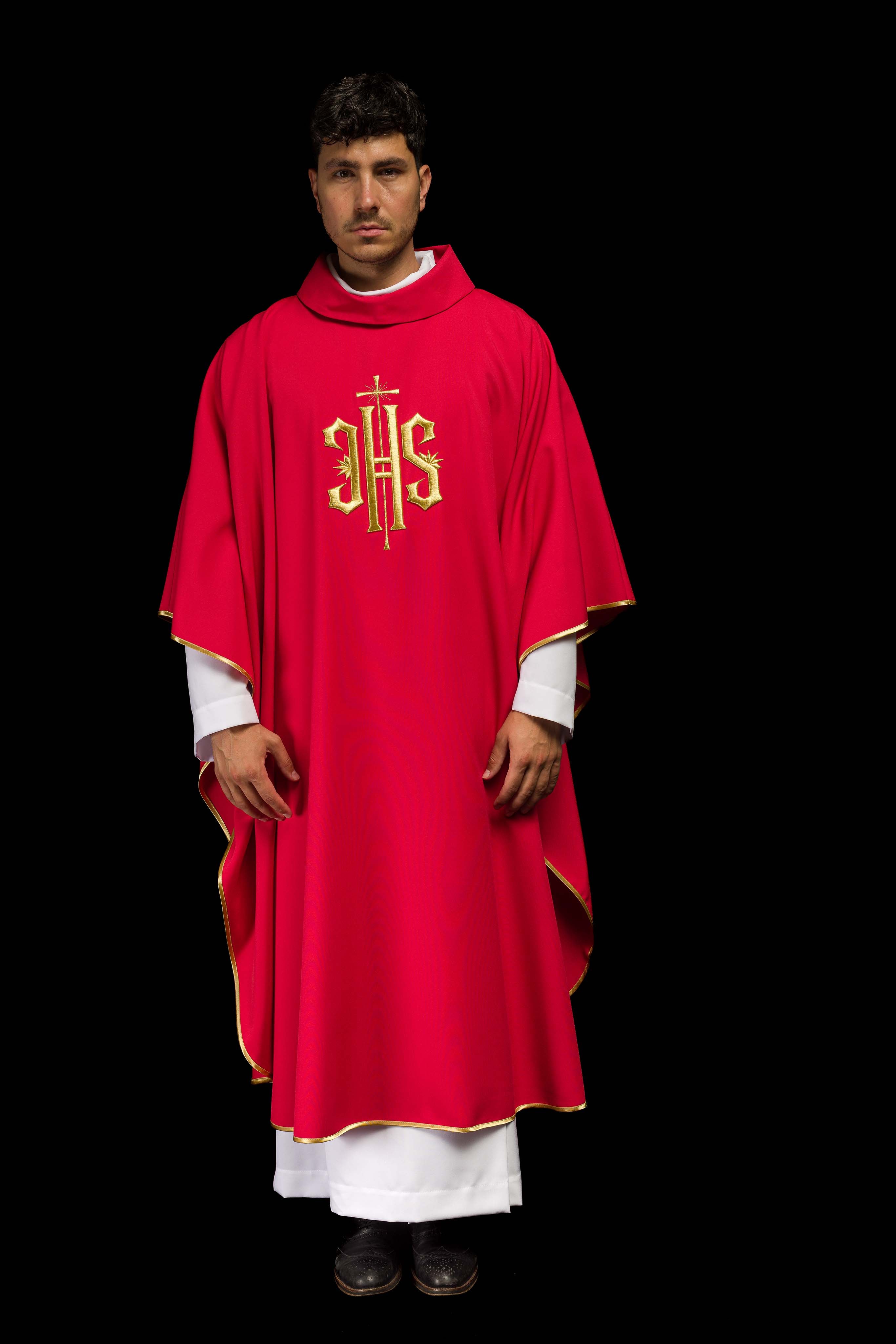 Chasuble rouge brodée d'un motif IHS doré
