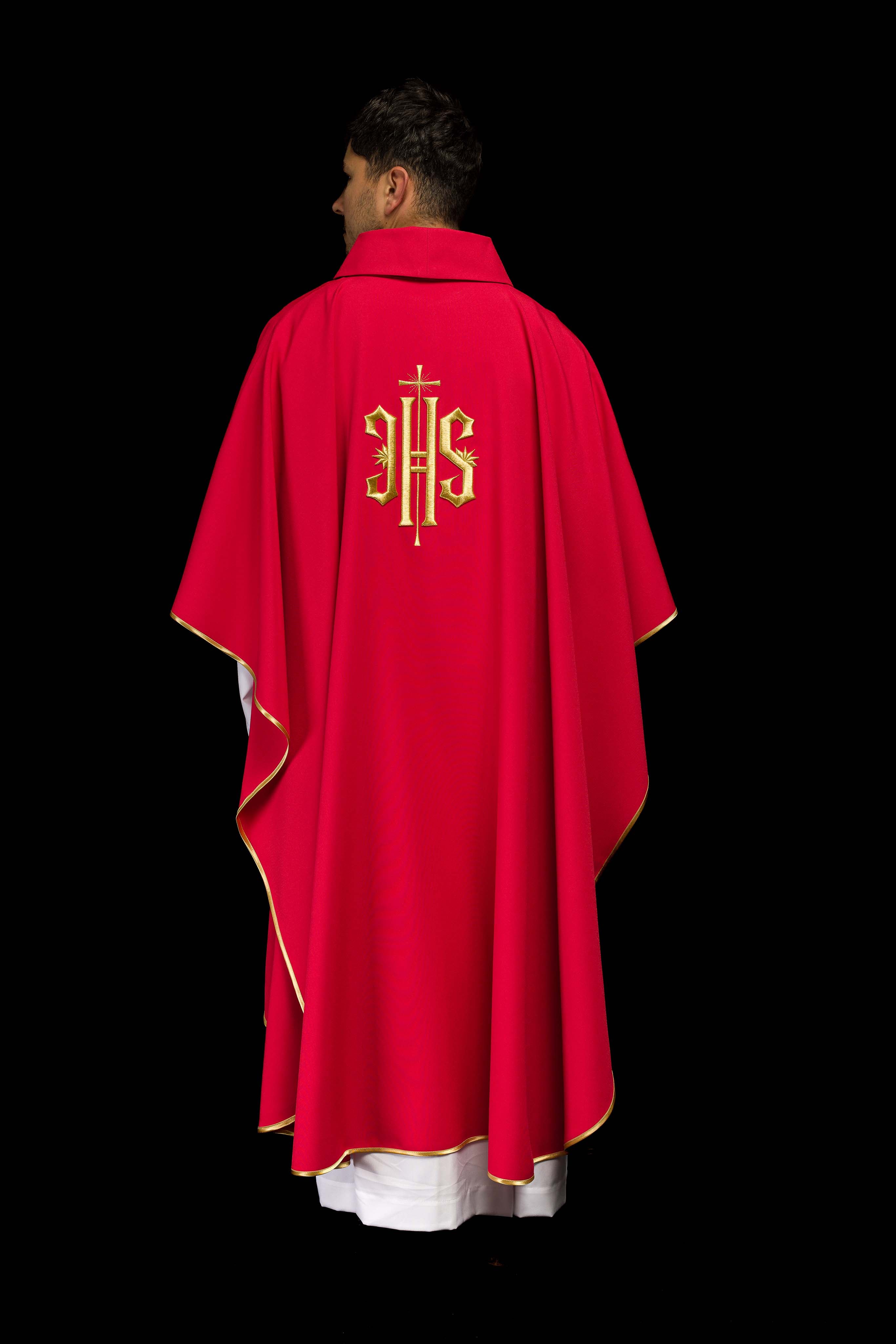 Chasuble rouge brodée d'un motif IHS doré