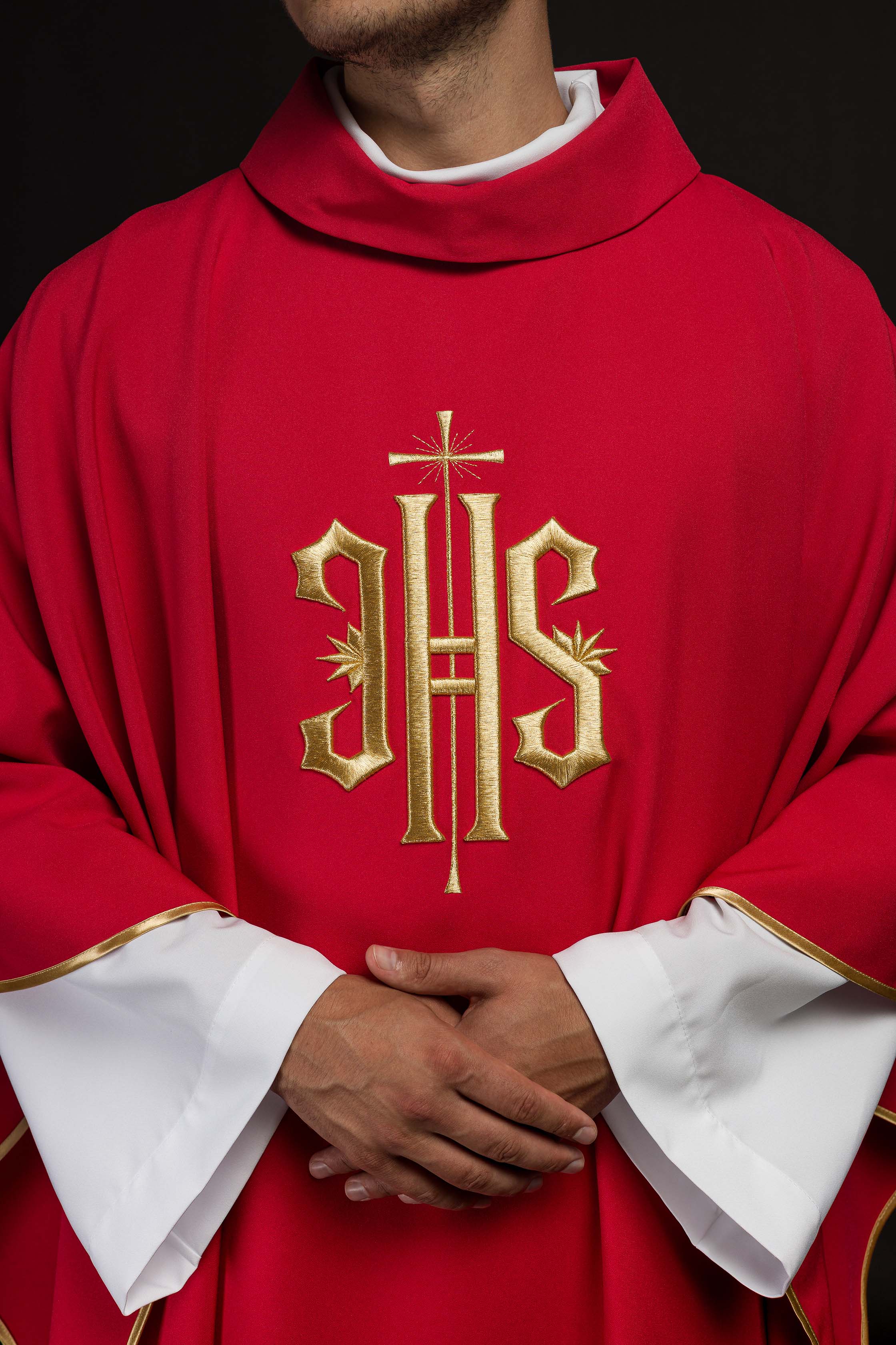 Chasuble rouge brodée d'un motif IHS doré