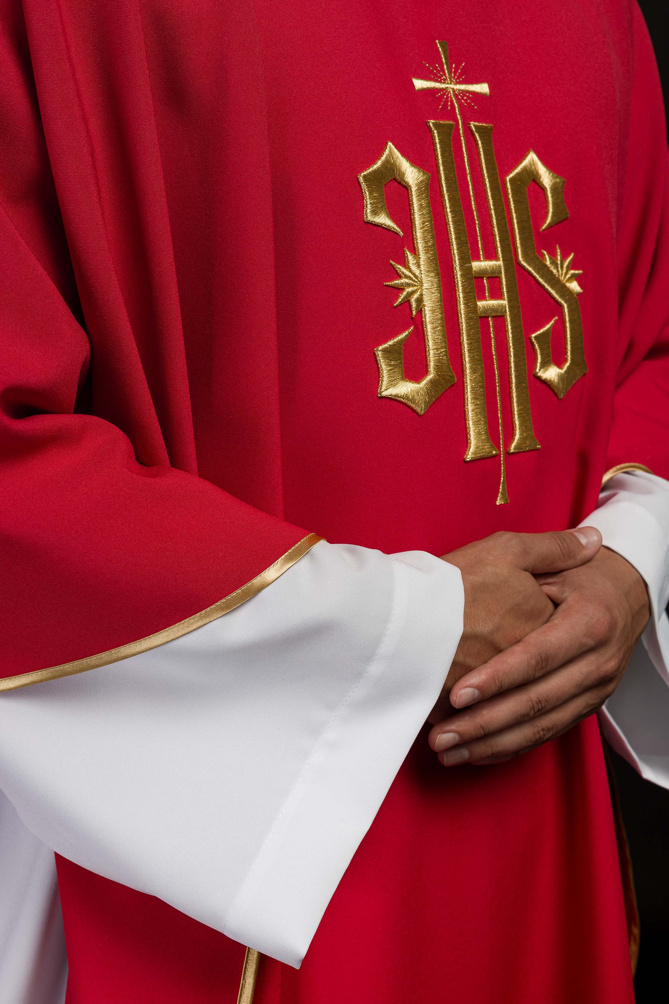Chasuble rouge brodée d'un motif IHS doré
