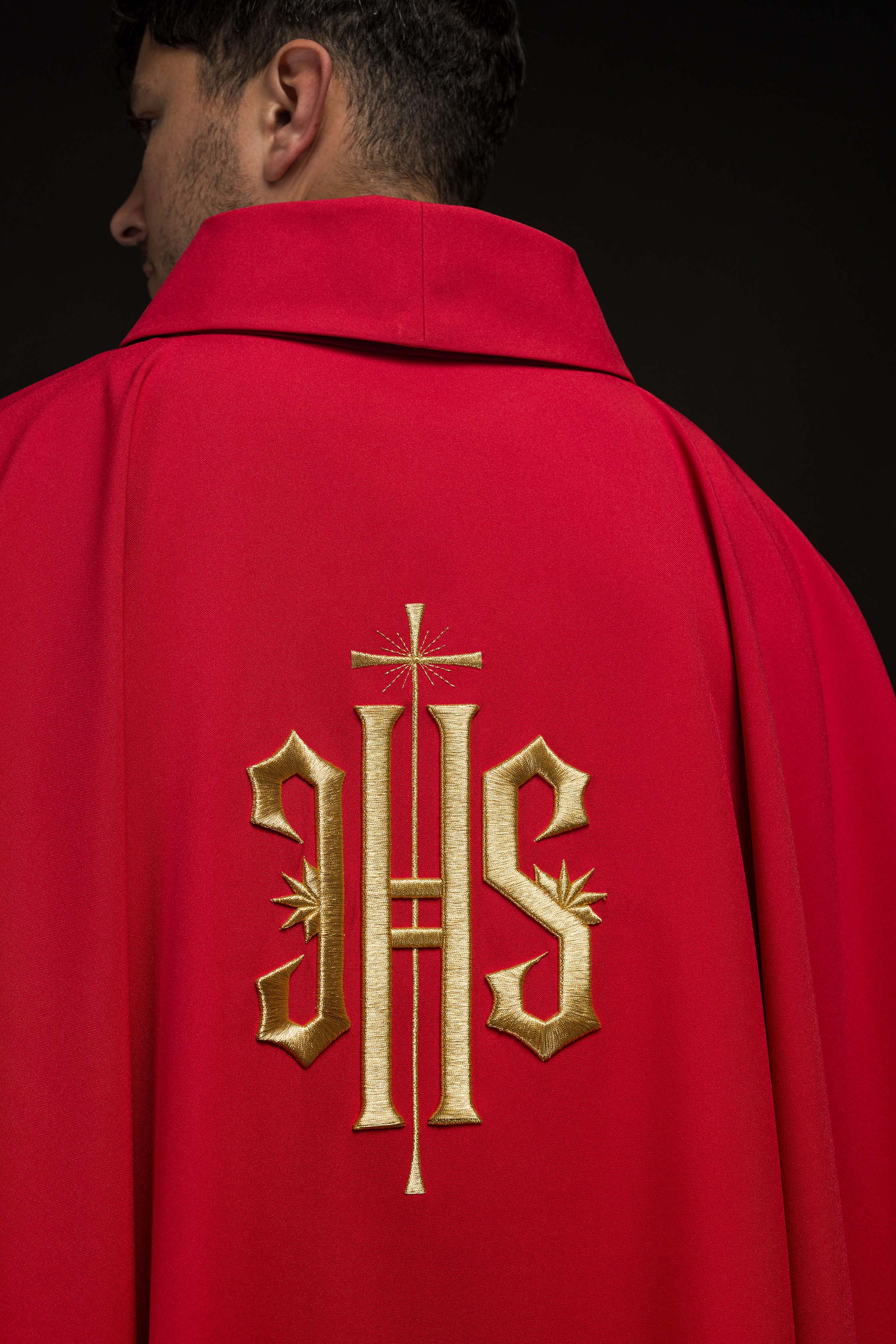 Chasuble rouge brodée d'un motif IHS doré