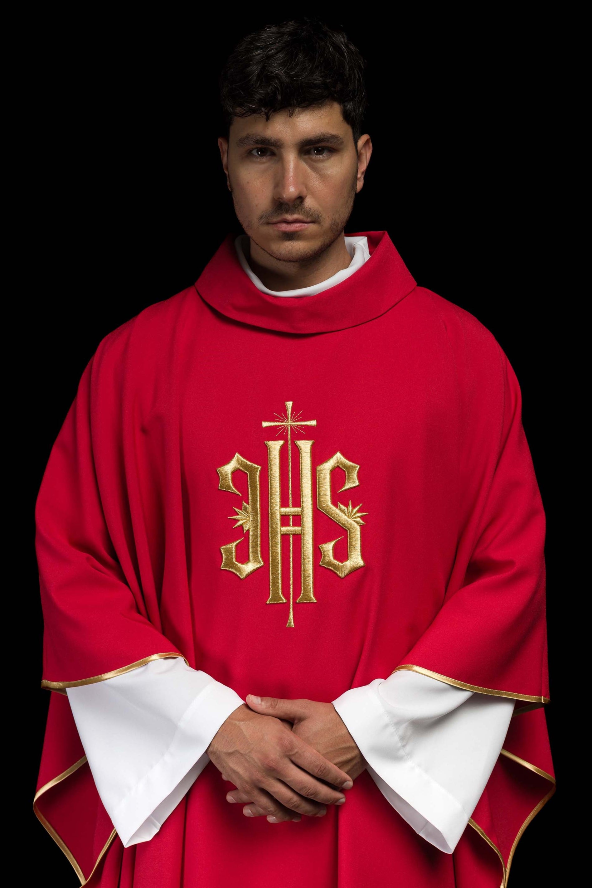 Chasuble rouge brodée d'un motif IHS doré