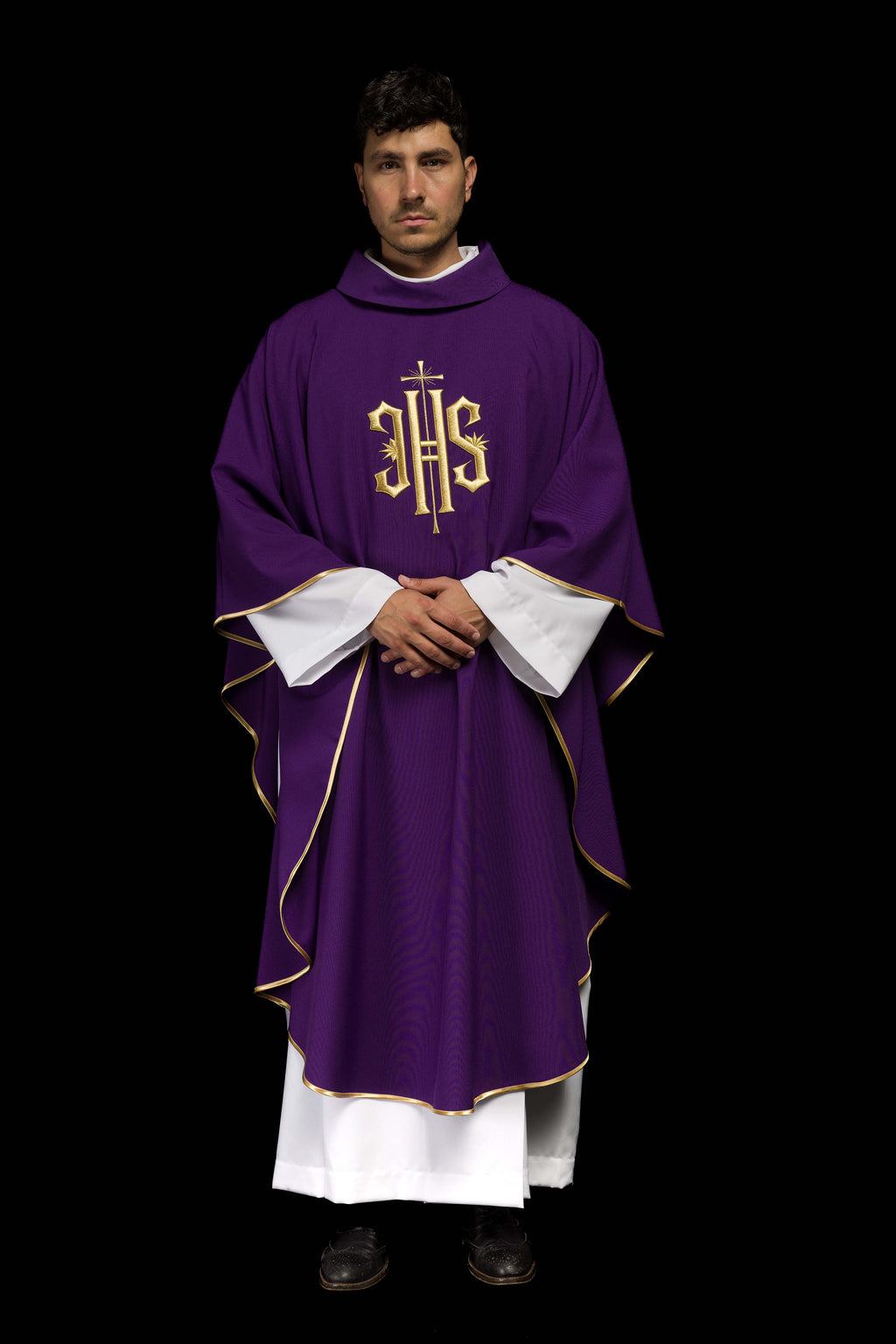 Chasuble brodée en violet avec motif IHS doré