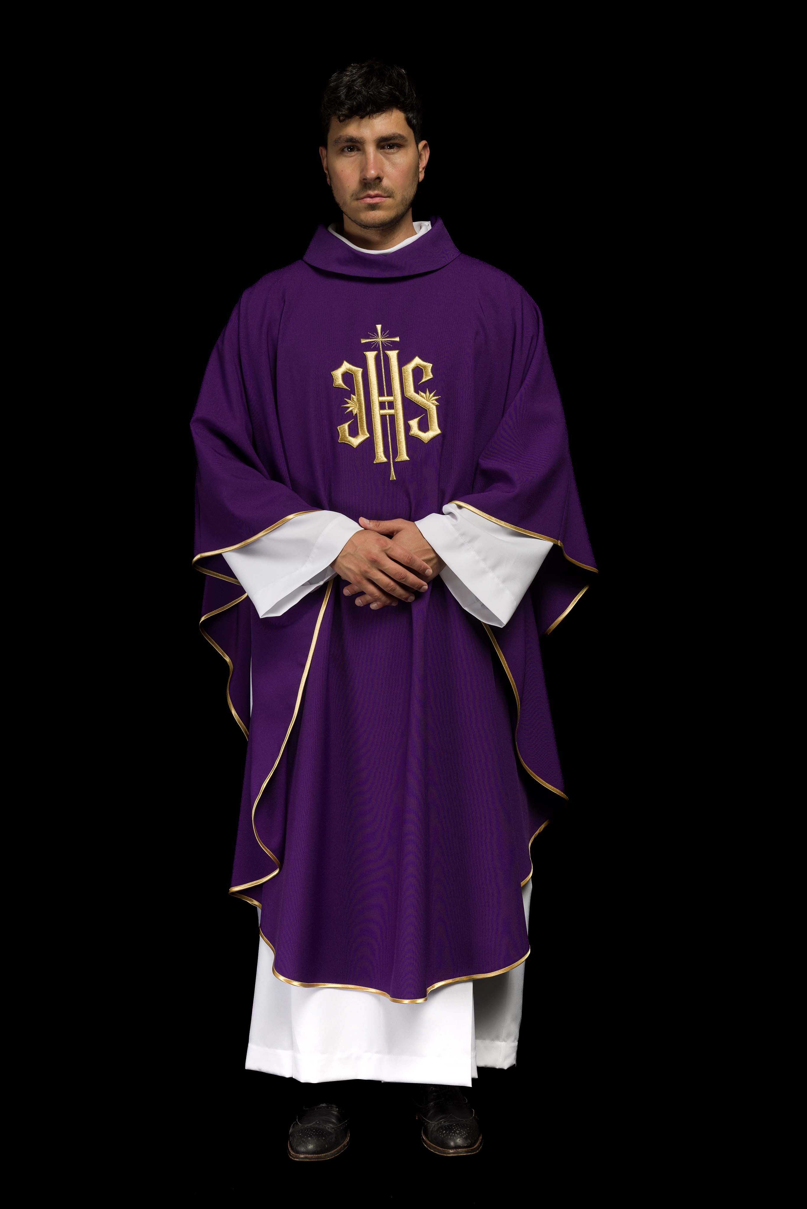 Chasuble brodée en violet avec motif IHS doré