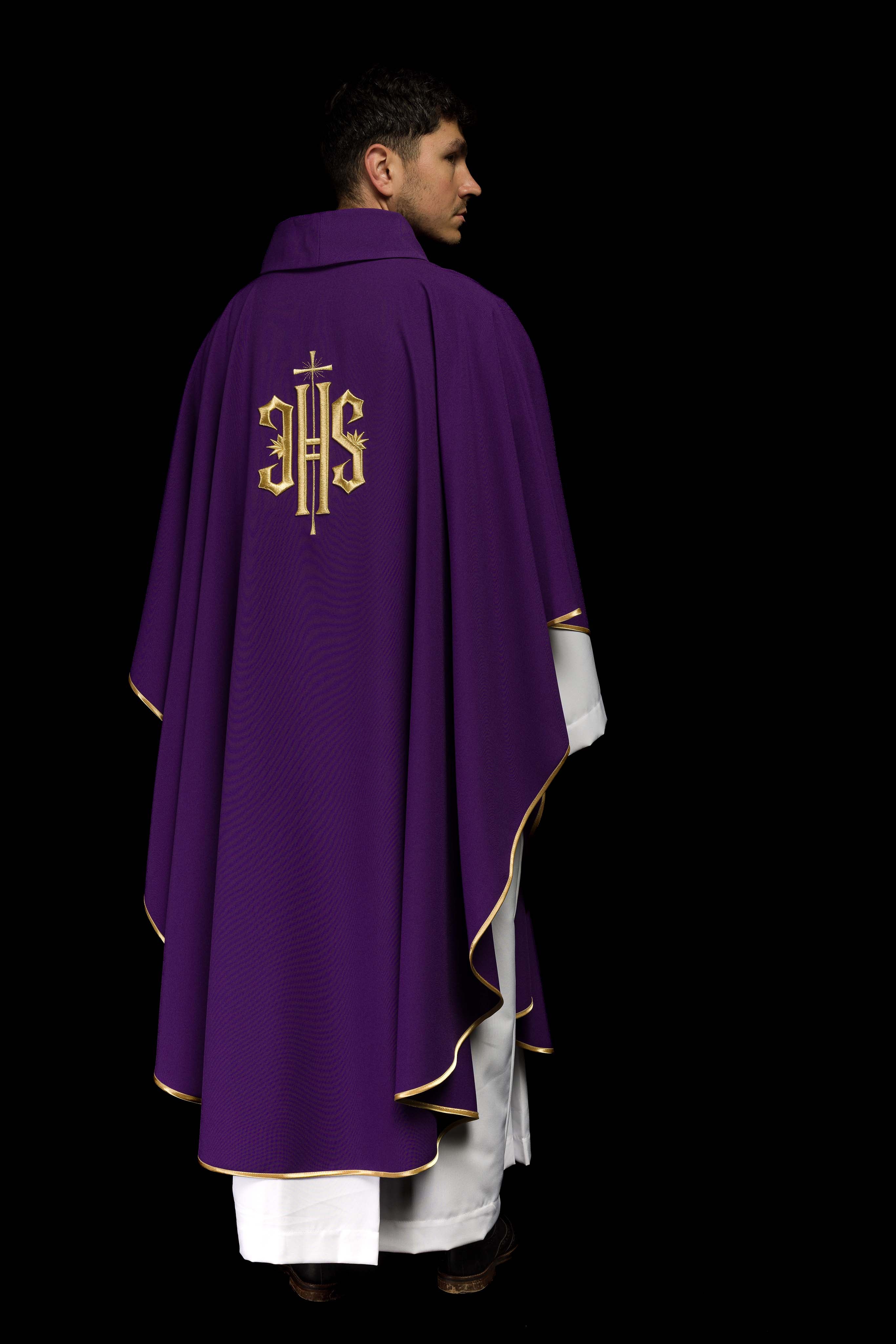 Chasuble brodée en violet avec motif IHS doré