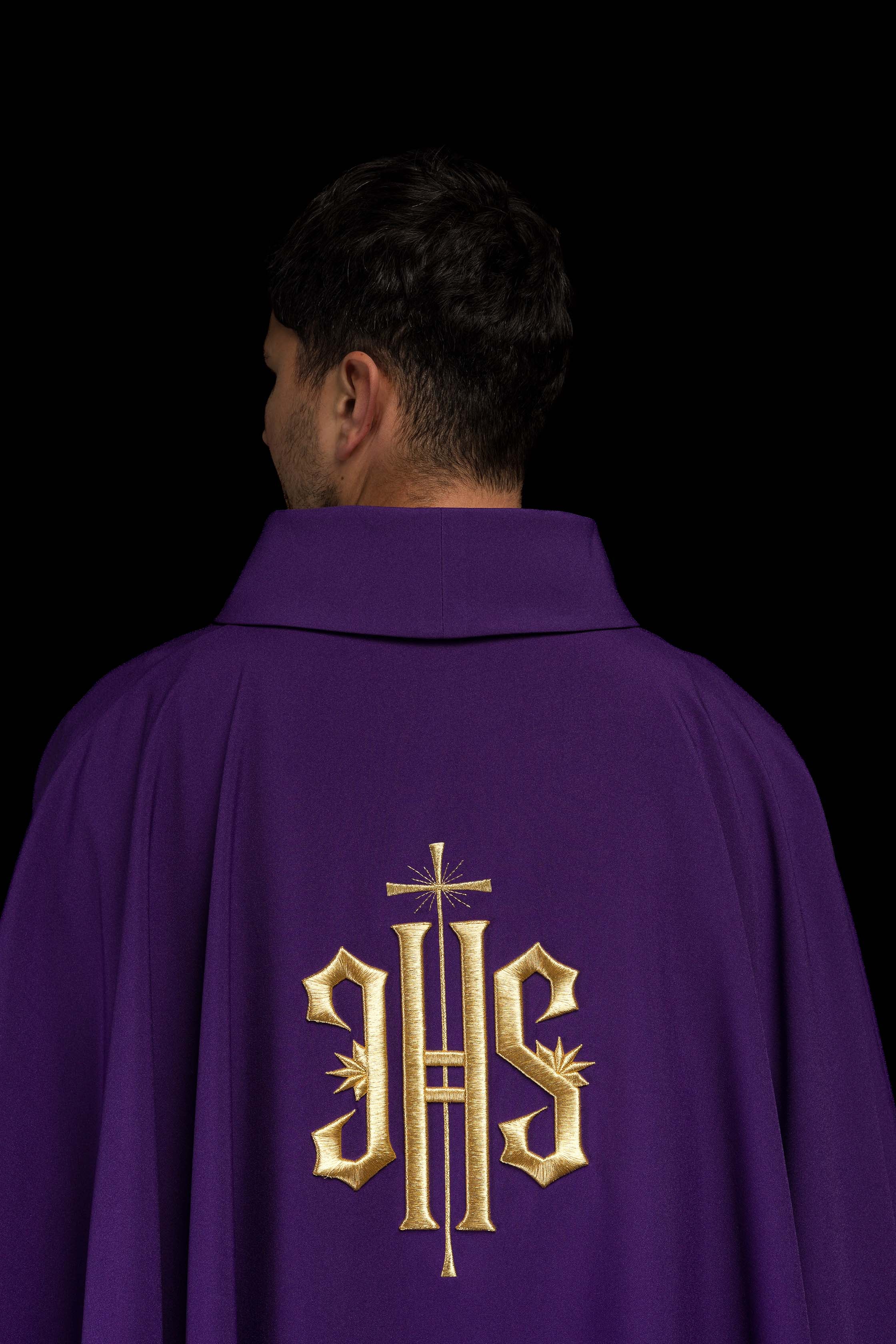 Chasuble brodée en violet avec motif IHS doré