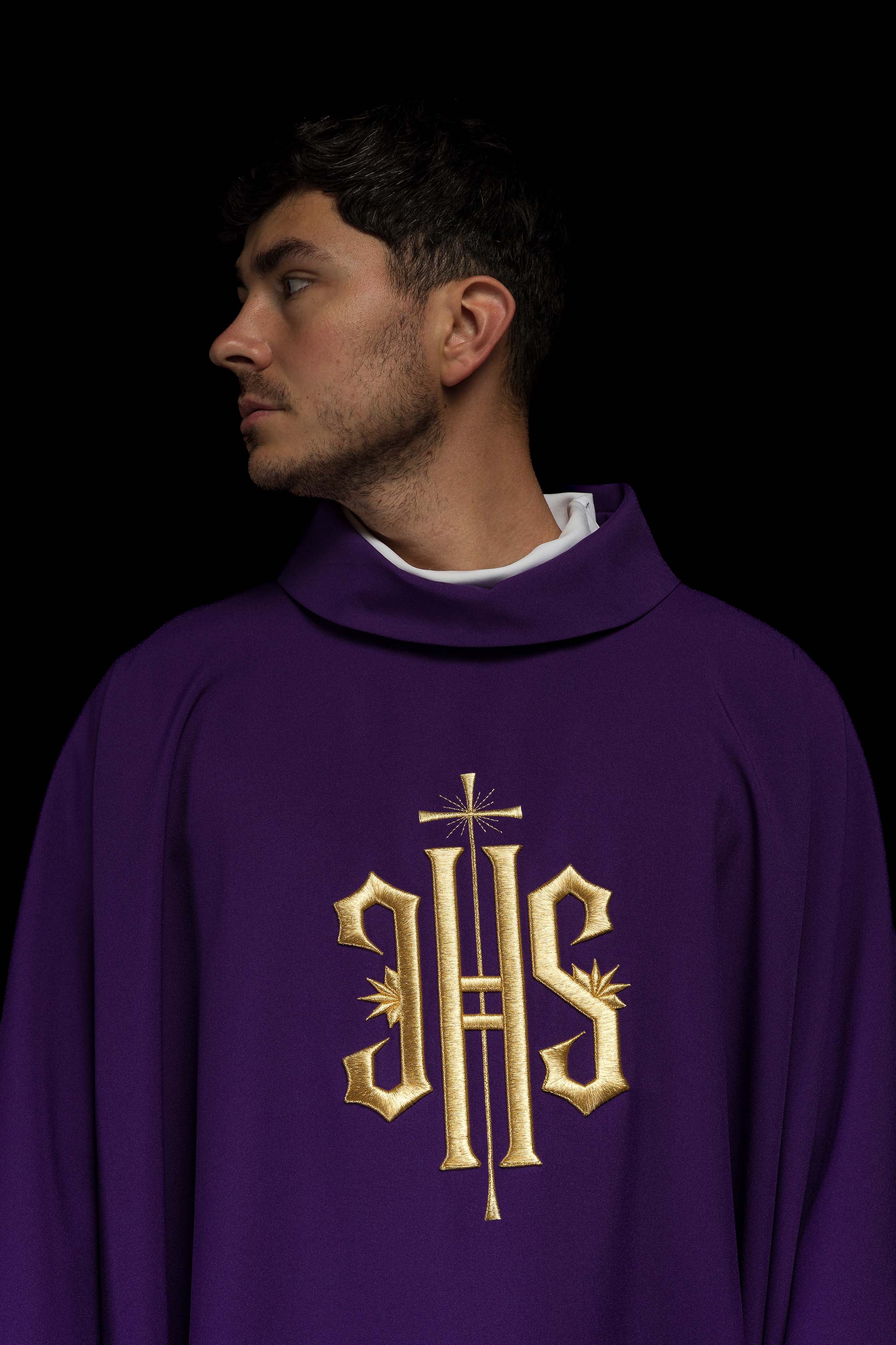 Chasuble brodée en violet avec motif IHS doré