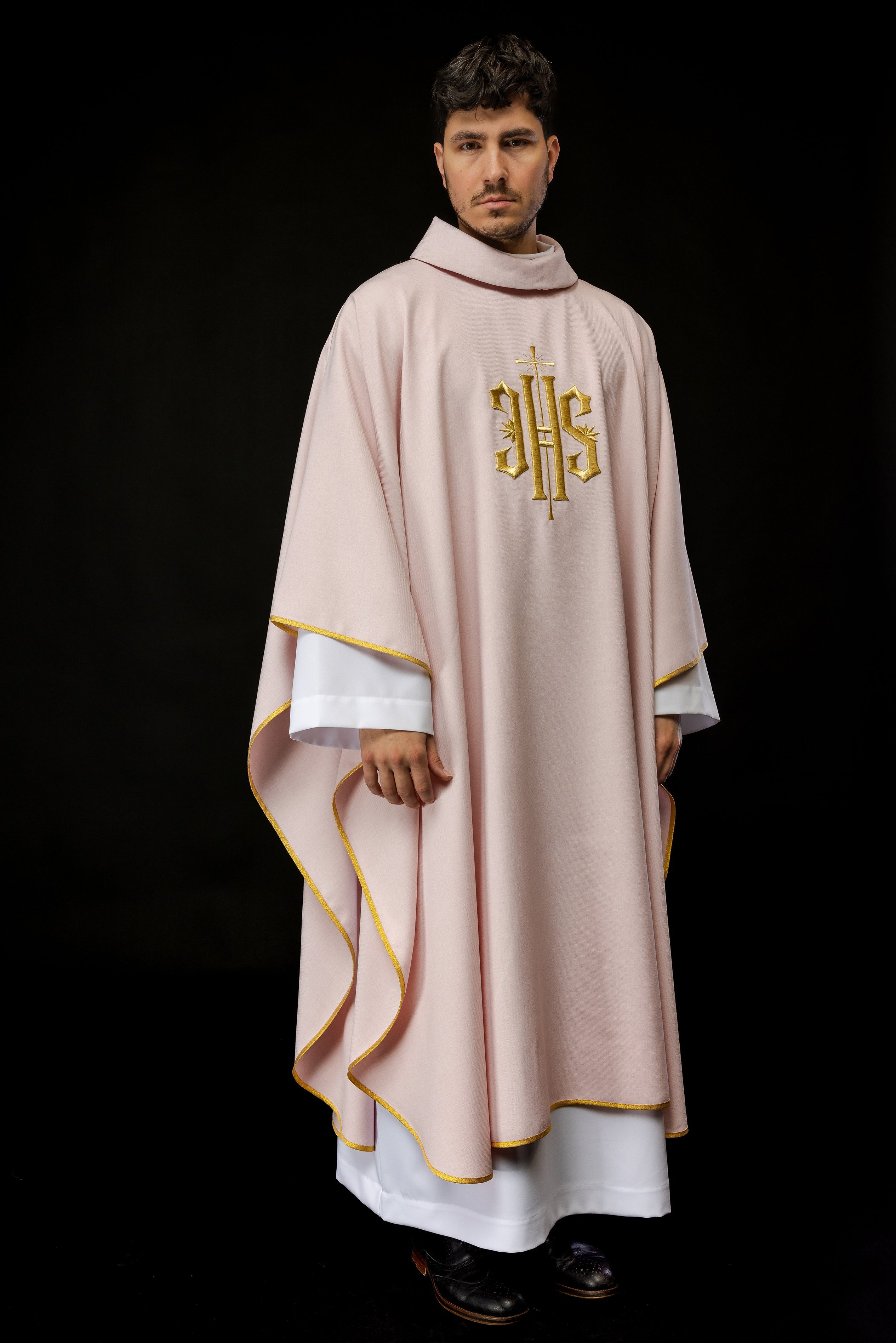 Chasuble brodée avec motif IHS en rose